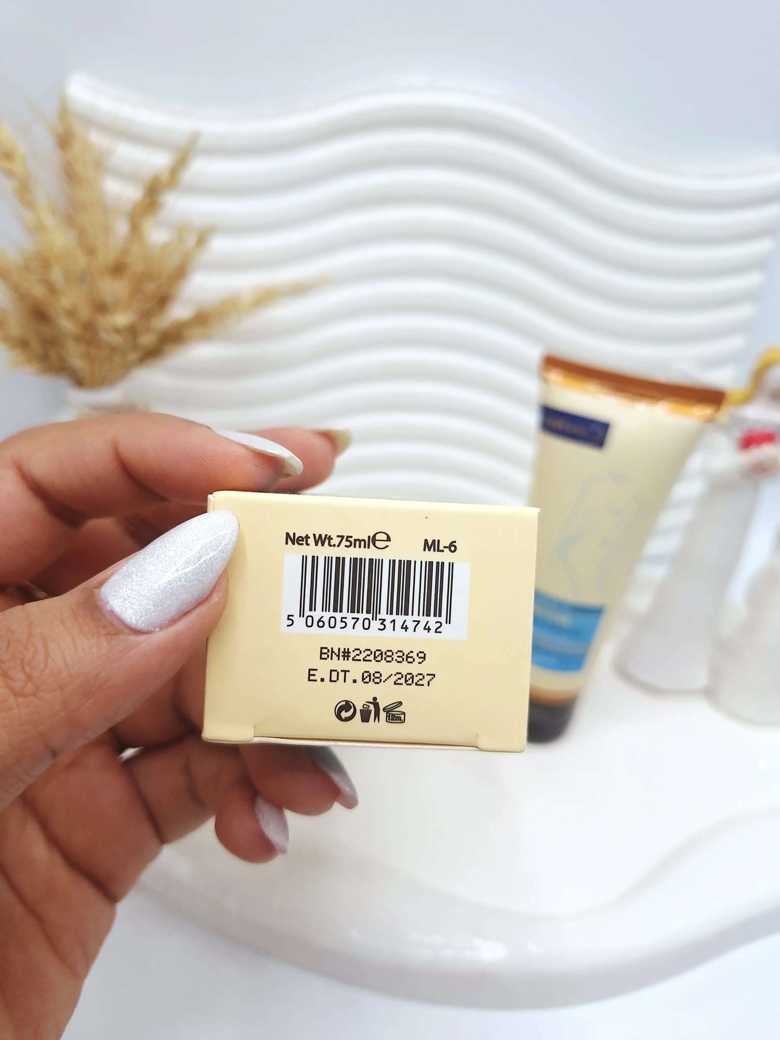 کرم رفع تیرگی برای نواحی حساس با ویتامین D کد 4742 (کارتن آبی)