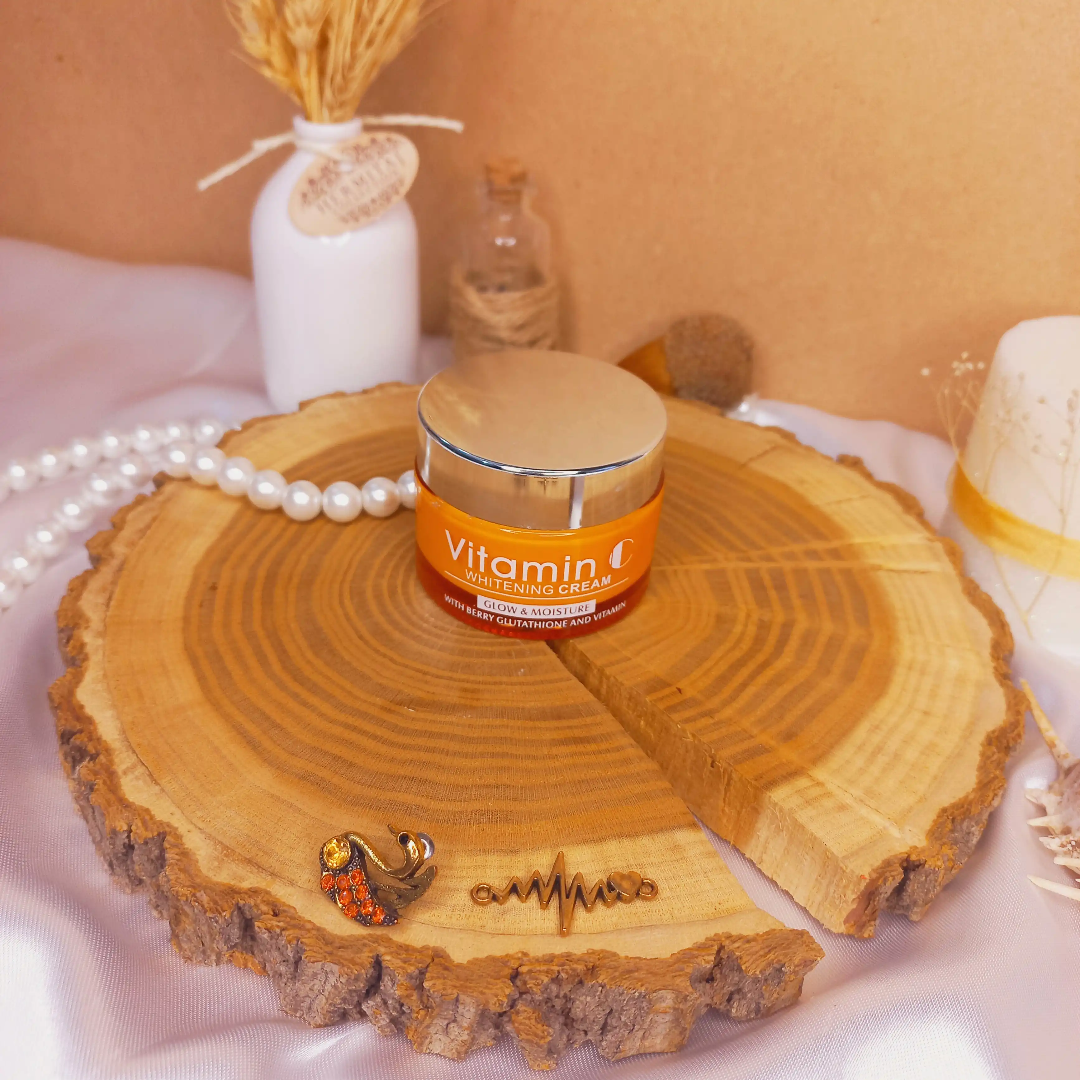 کرم آبرسان ویتامین سی دیسار Disaar