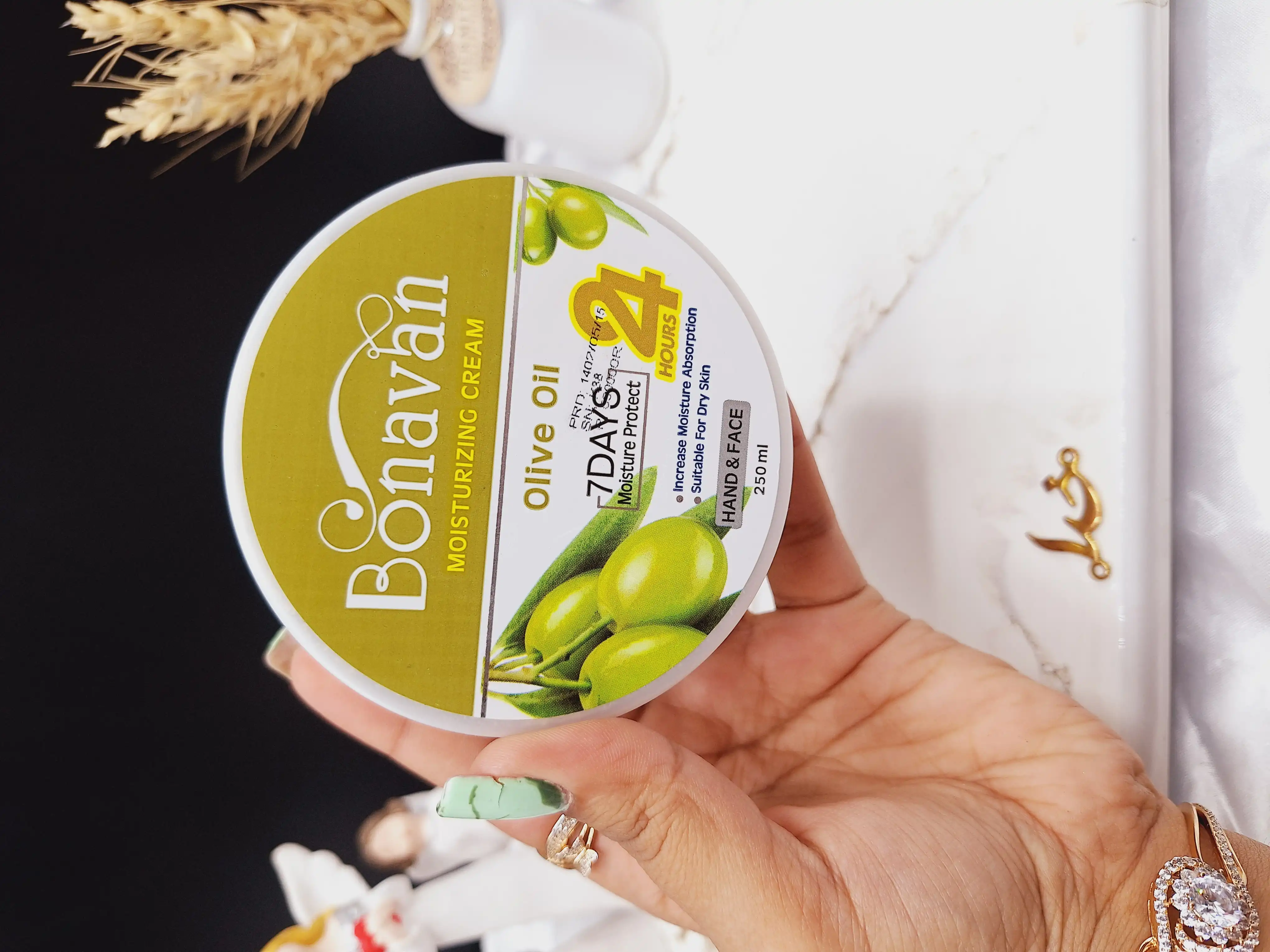 کرم مرطوب کننده کاسه ای دست و صورت رایحه زیتون برند بناوان BONAVAN
