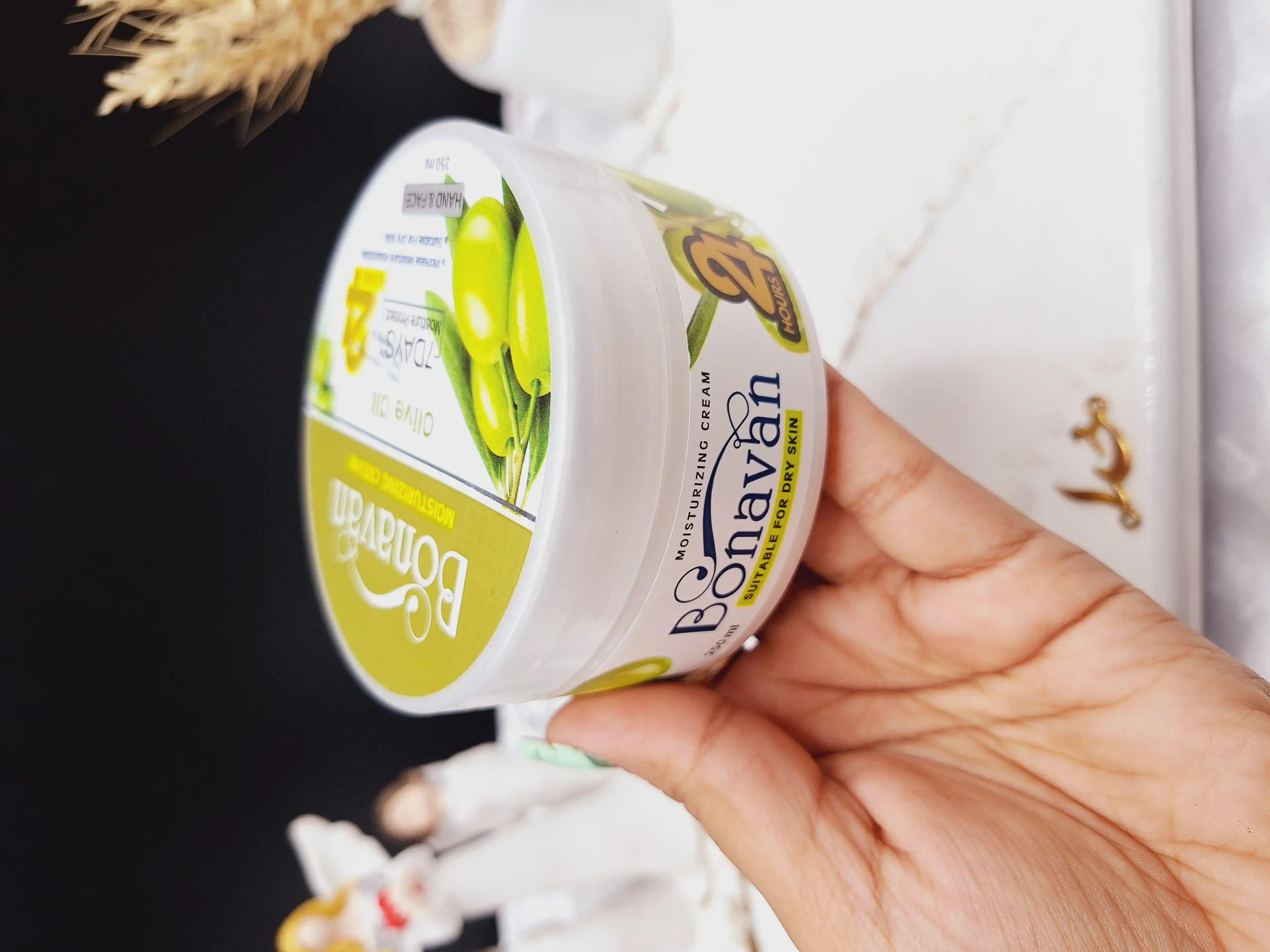 کرم مرطوب کننده کاسه ای دست و صورت رایحه زیتون برند بناوان BONAVAN