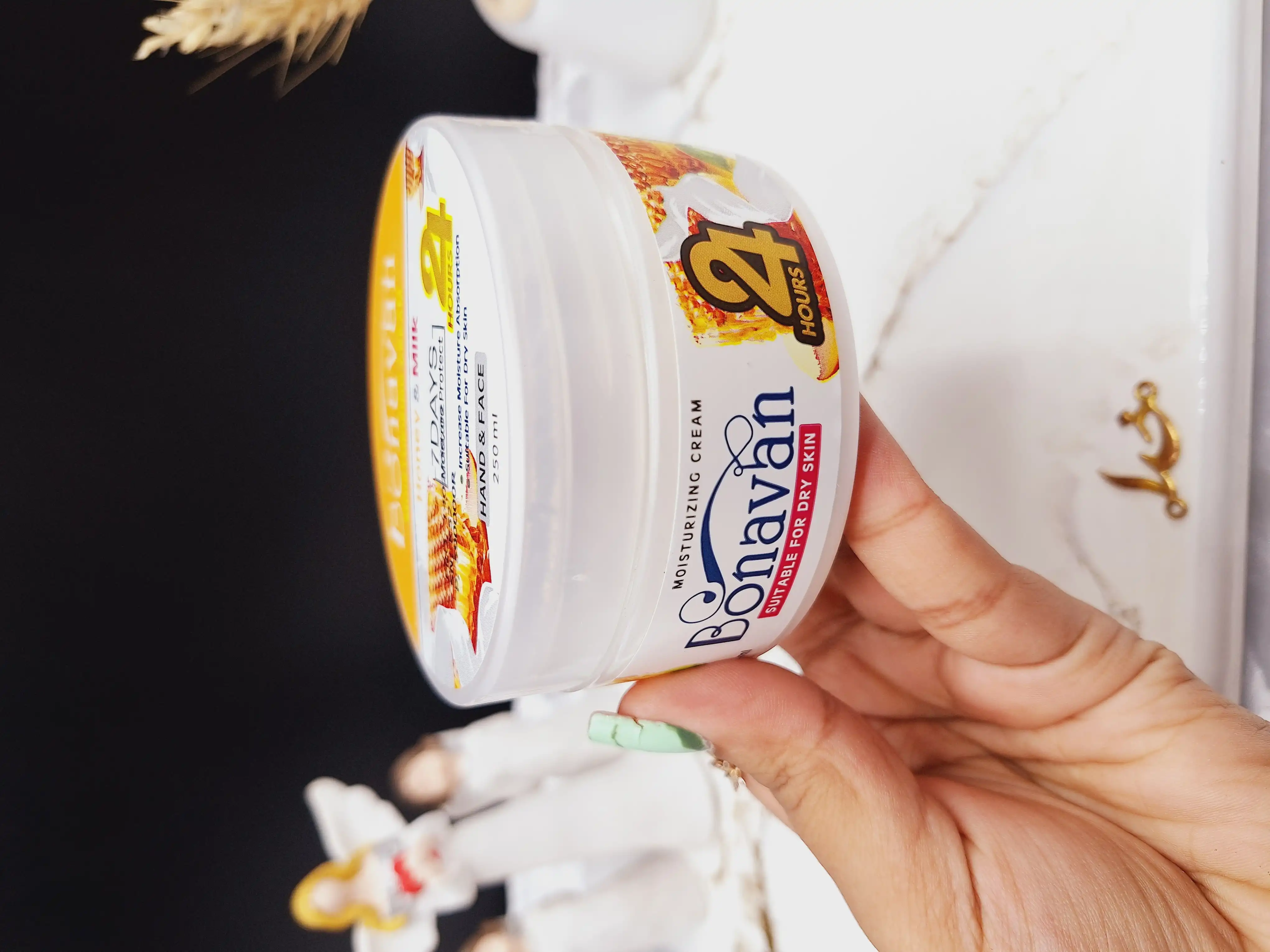 کرم مرطوب کننده کاسه ای دست و صورت رایحه شیر عسل برند بناوان BONAVAN