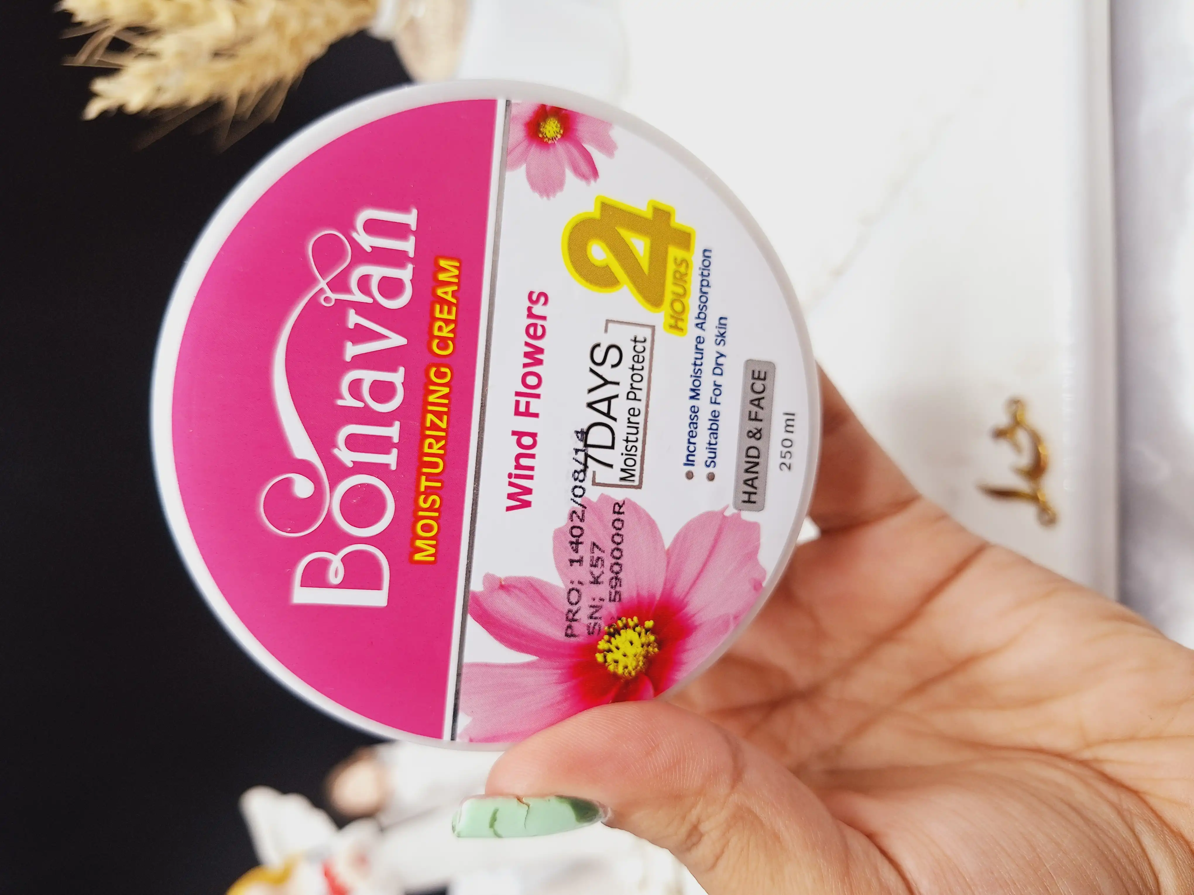 کرم مرطوب کننده کاسه ای دست و صورت رایحه گل ها صحرایی برند بناوان BONAVAN