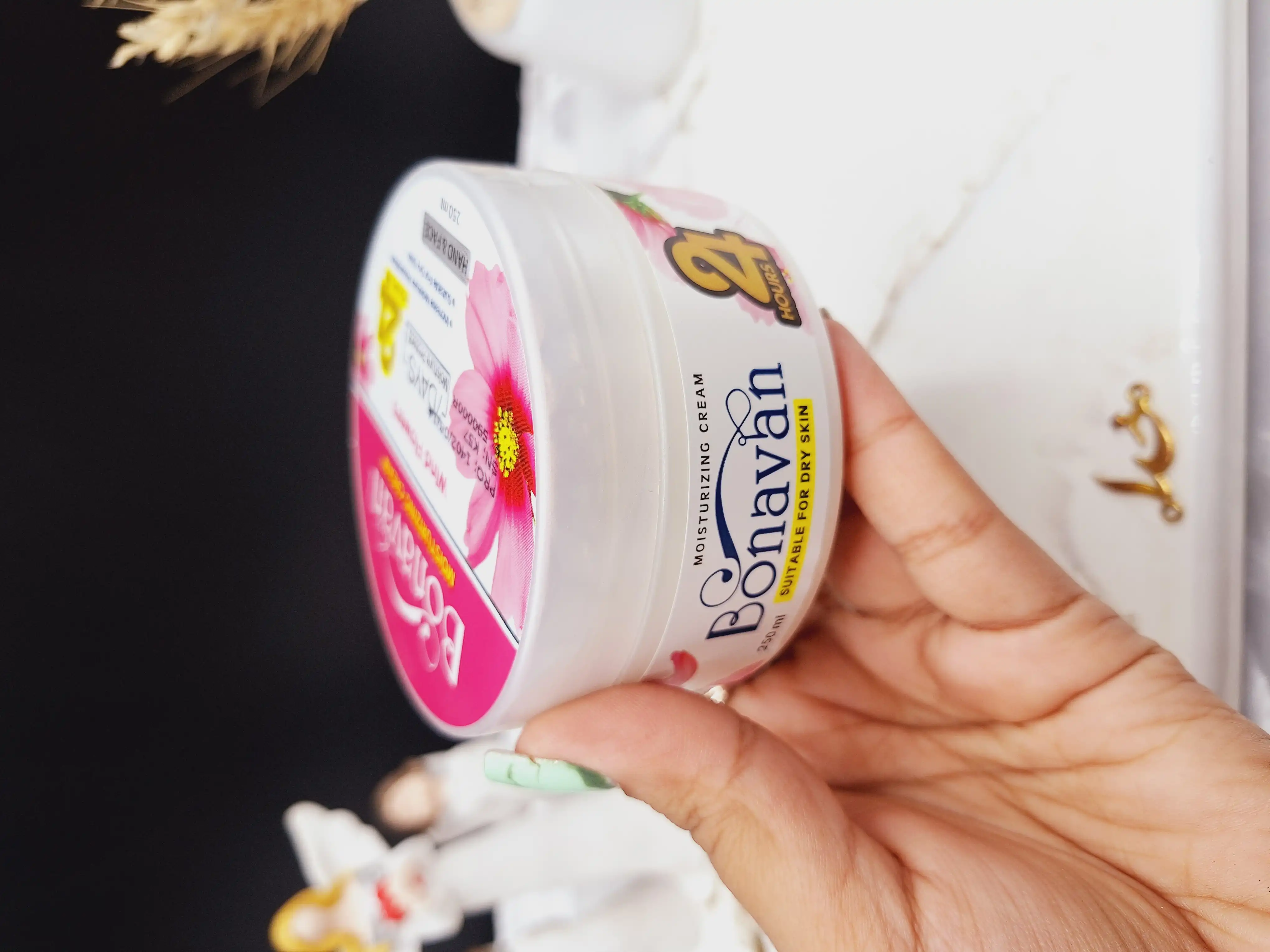 کرم مرطوب کننده کاسه ای دست و صورت رایحه گل ها صحرایی برند بناوان BONAVAN