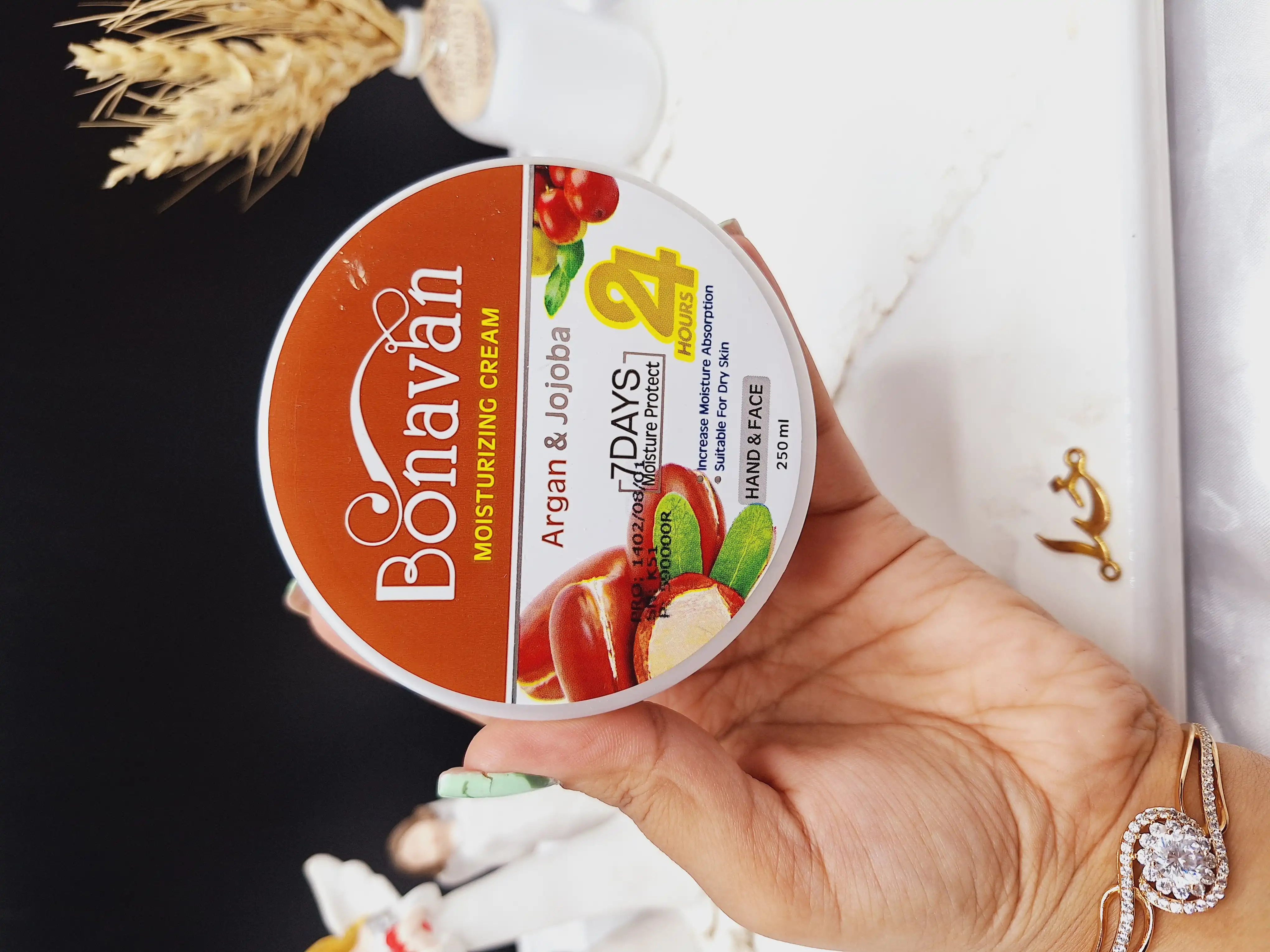 کرم مرطوب کننده کاسه ای دست و صورت رایحه آرگان جوجوبا برند بناوان BONAVAN