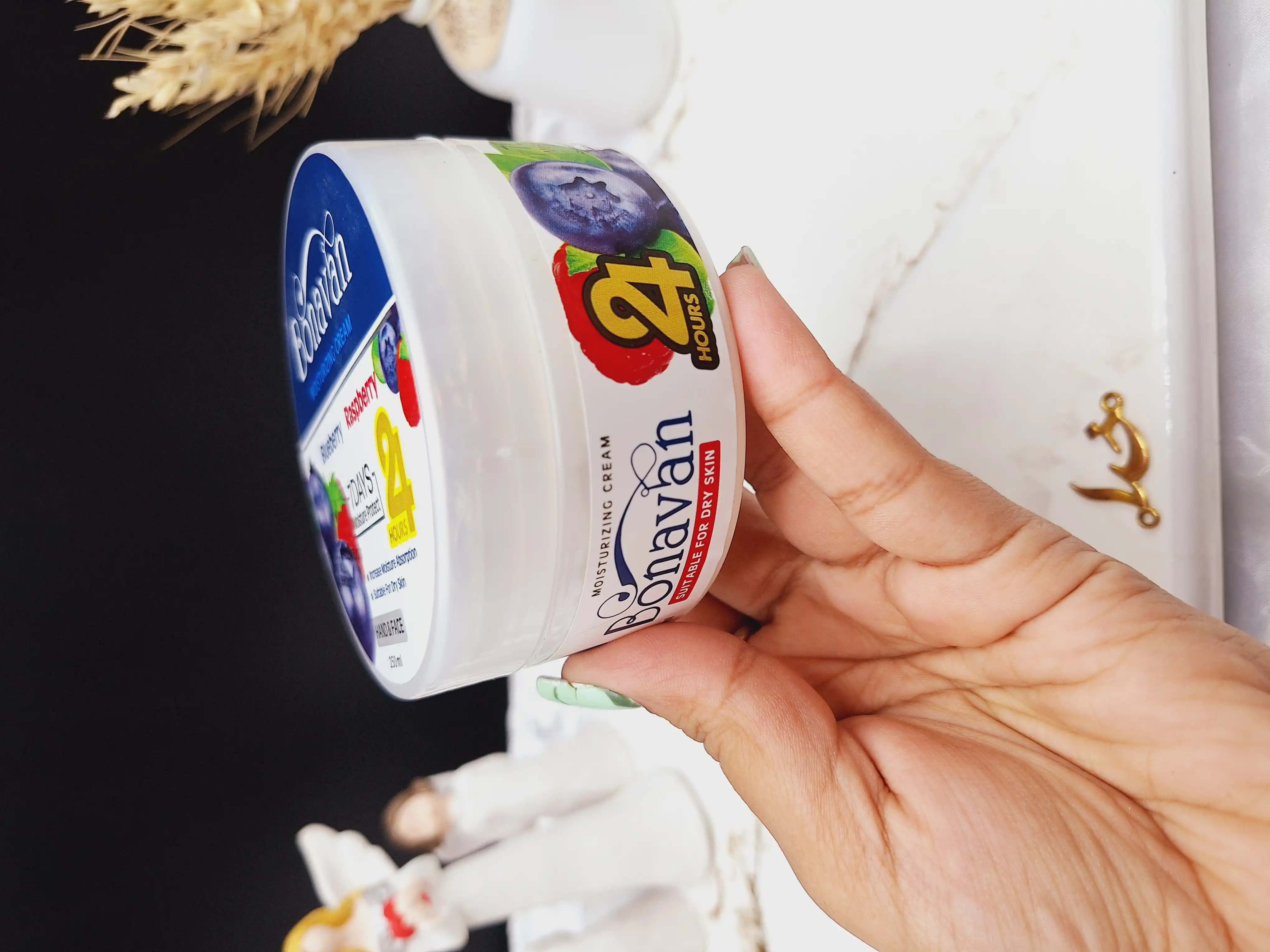 کرم مرطوب کننده کاسه ای دست و صورت رایحه بلوبری و تمشک برند بناوان BONAVAN