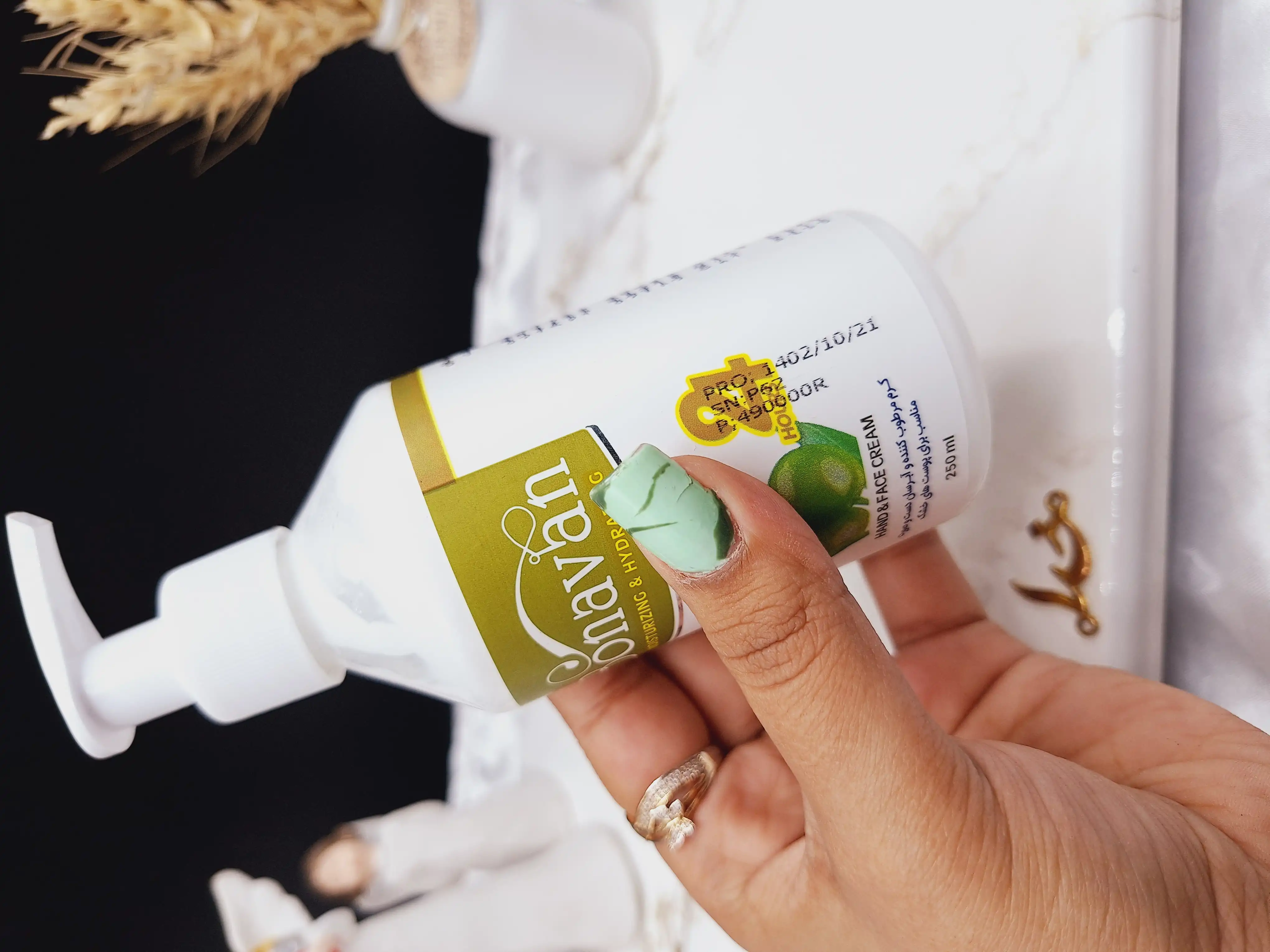 کرم مرطوب کننده پمپی دست و صورت رایحه زیتون برند بناوان BONAVAN