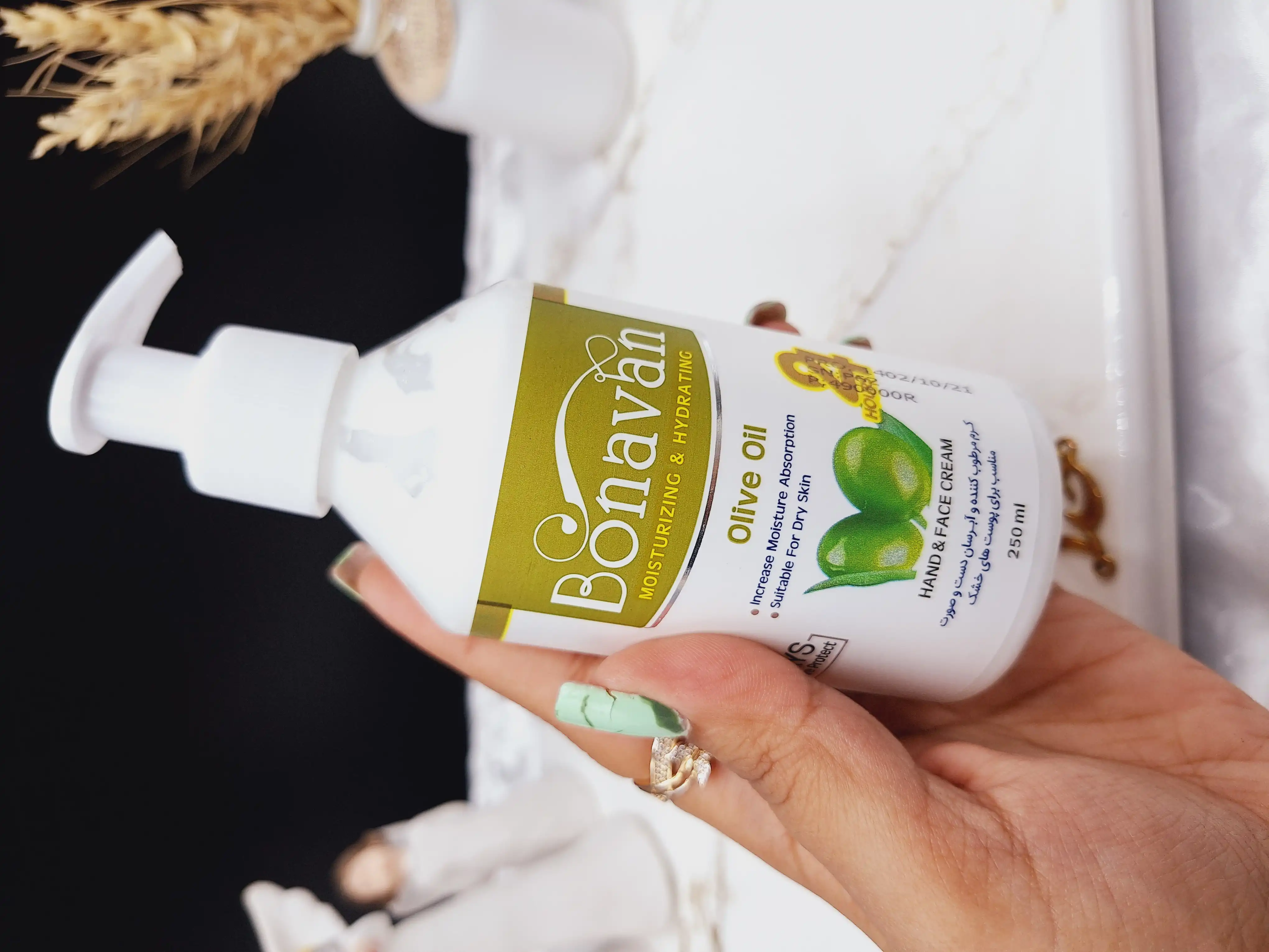 کرم مرطوب کننده پمپی دست و صورت رایحه زیتون برند بناوان BONAVAN