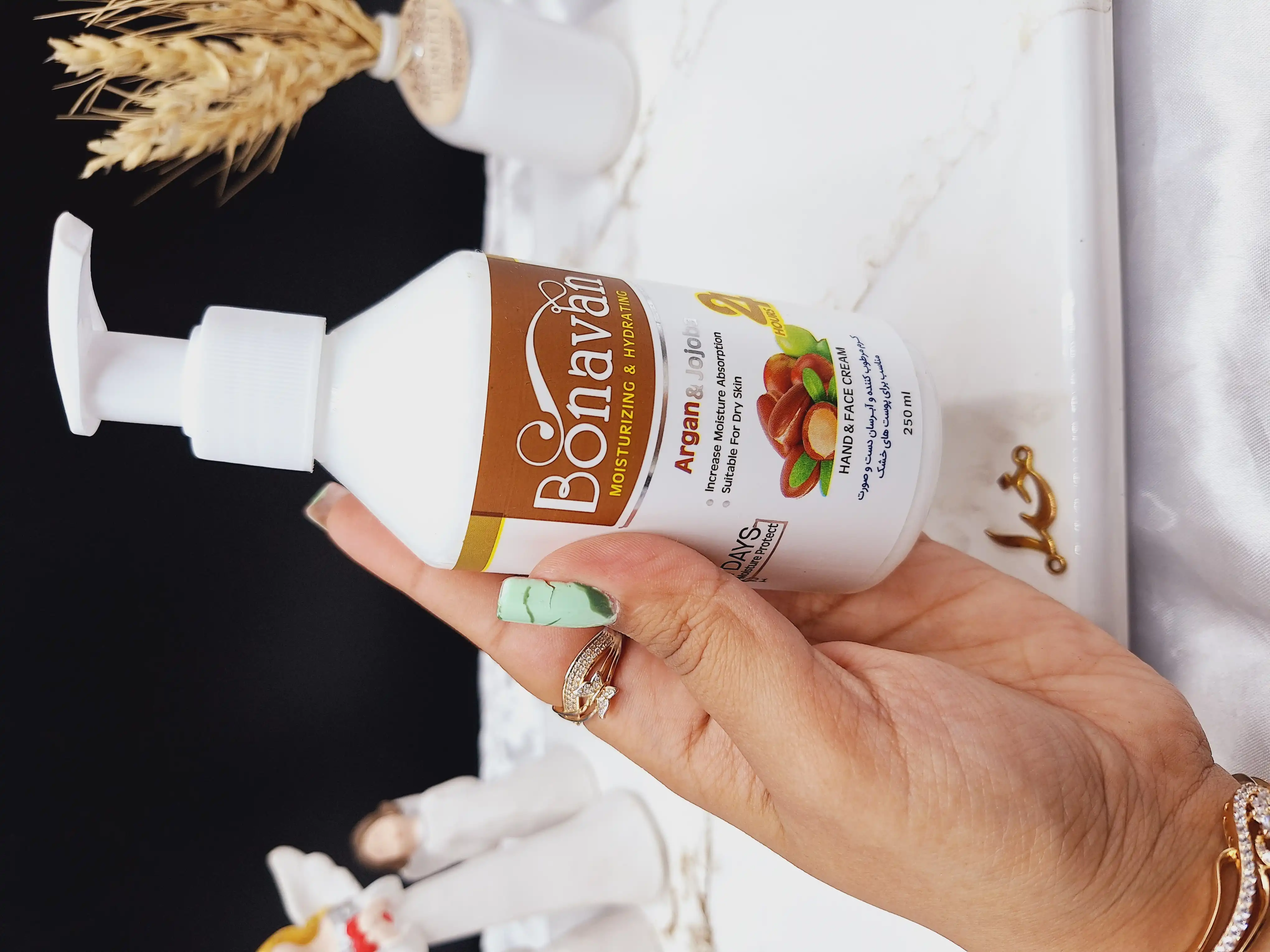 کرم مرطوب کننده پمپی دست و صورت رایحه آرگان جوجوبا برند بناوان BONAVAN