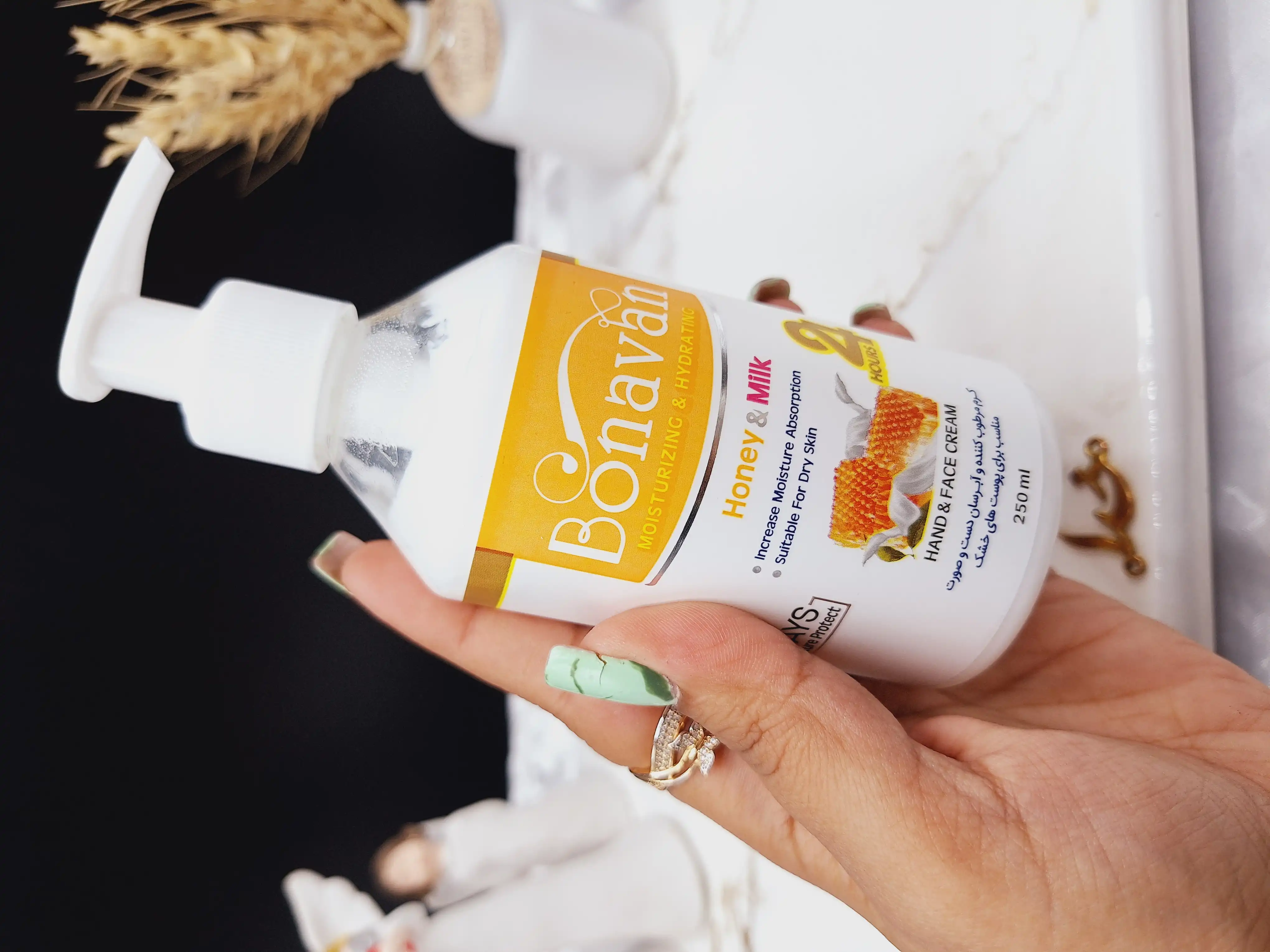 کرم مرطوب کننده پمپی دست و صورت رایحه شیر عسل برند بناوان BONAVAN