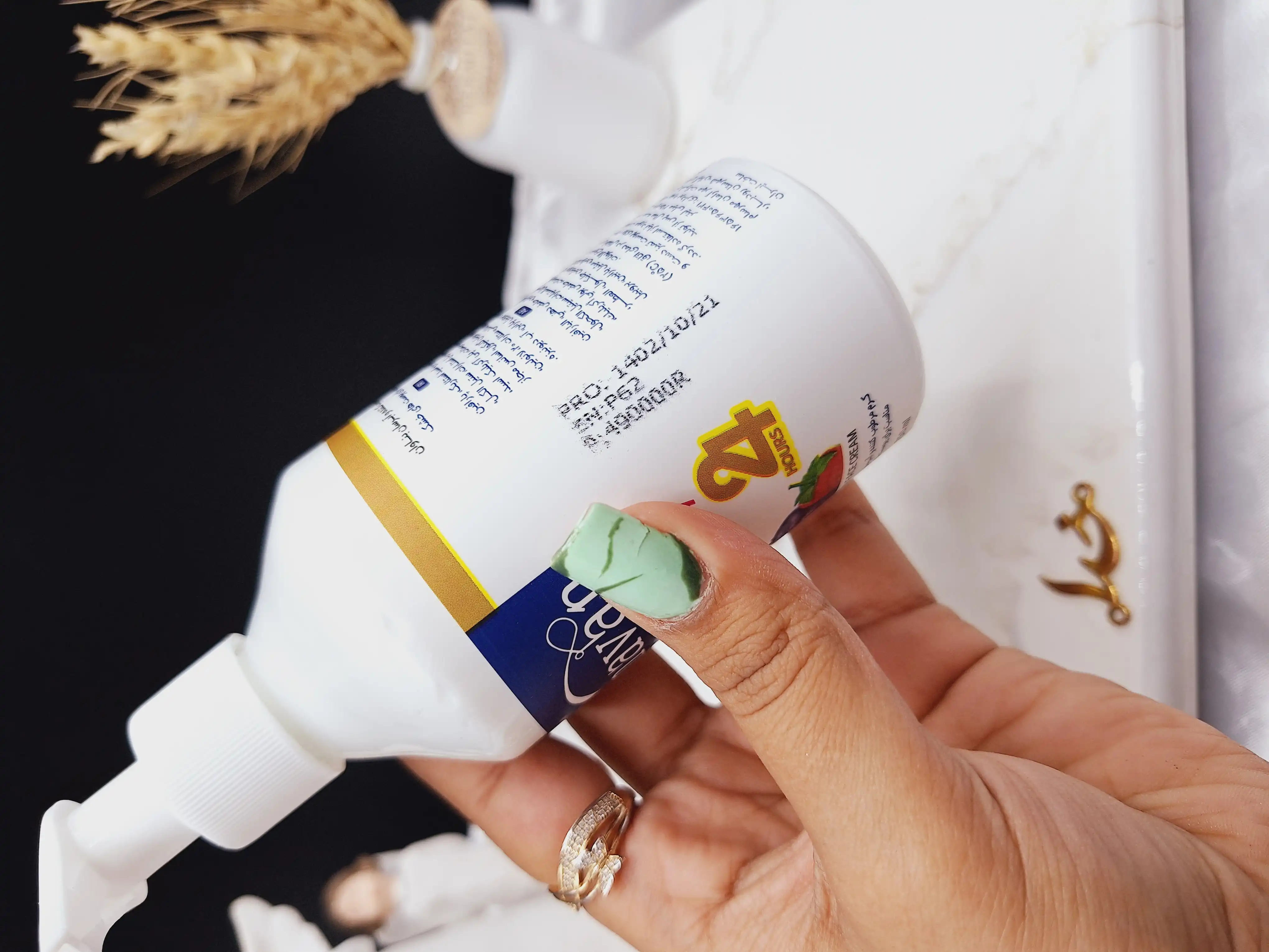 کرم مرطوب کننده پمپی دست و صورت رایحه بلوبری و تمشک برند بناوان BONAVAN