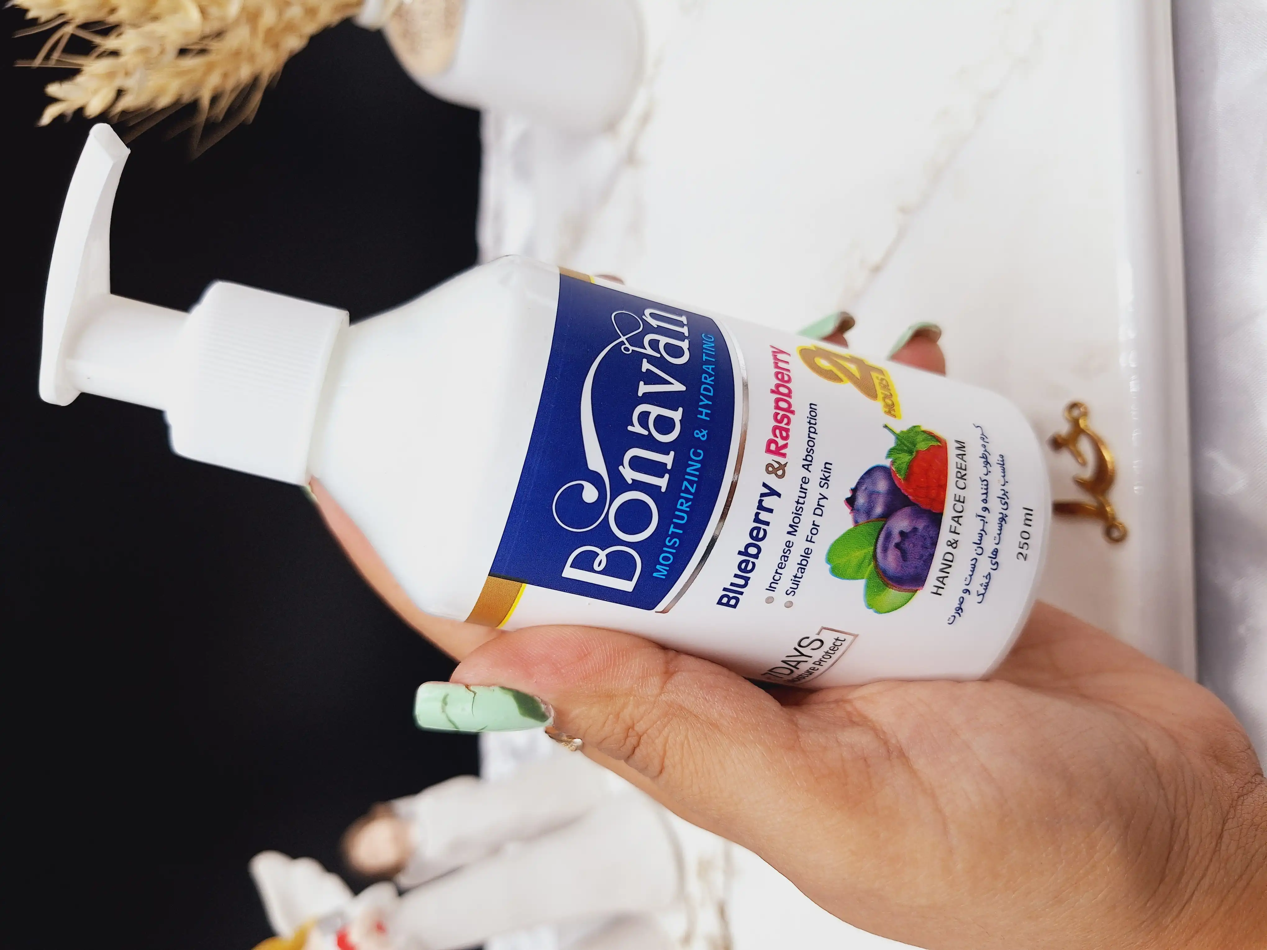 کرم مرطوب کننده پمپی دست و صورت رایحه بلوبری و تمشک برند بناوان BONAVAN