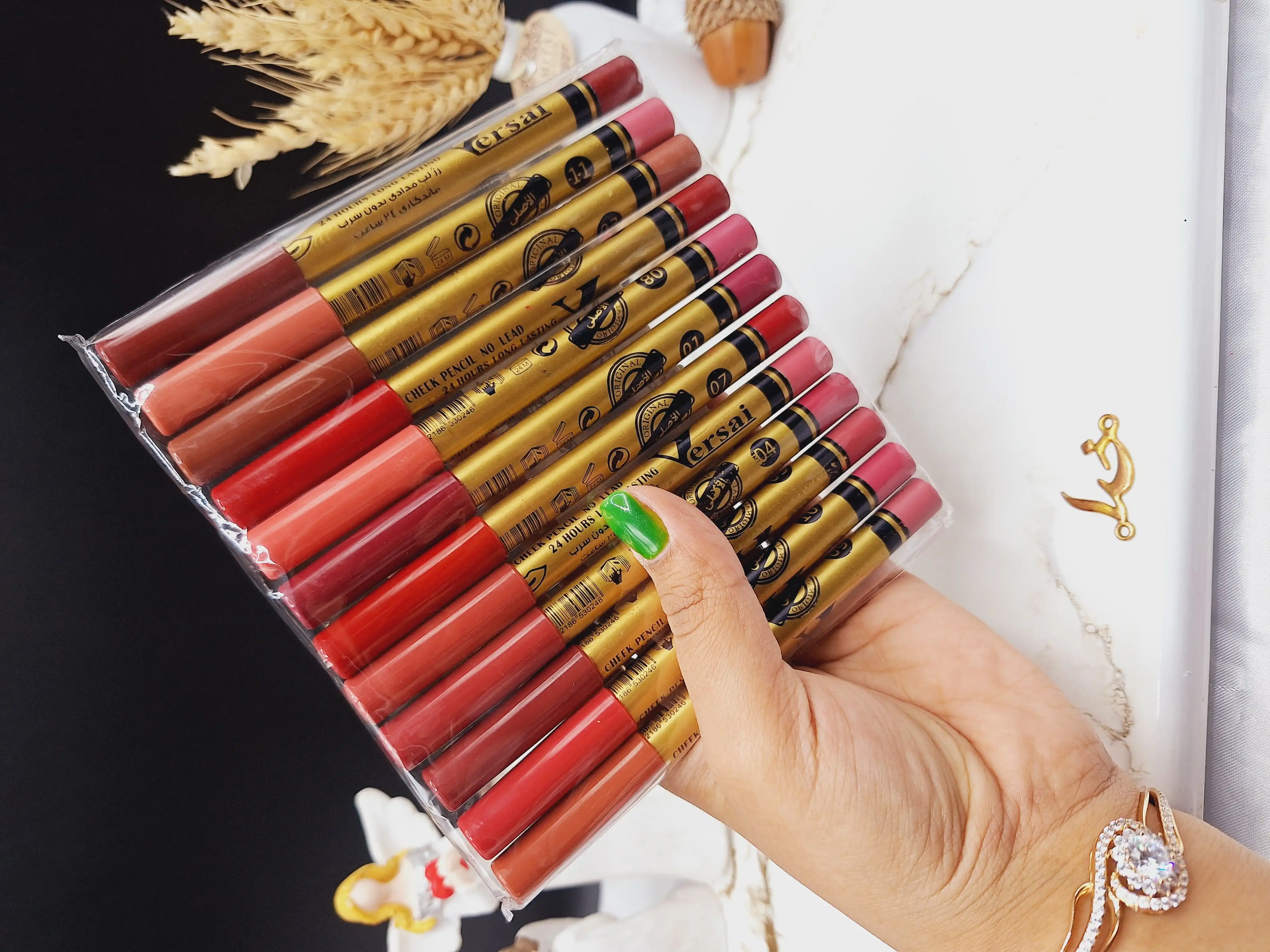 رژ مدادی با کیفیت ورسای Versai پوکه طلایی درب مشکی (اصلی) بسته 12 عددی