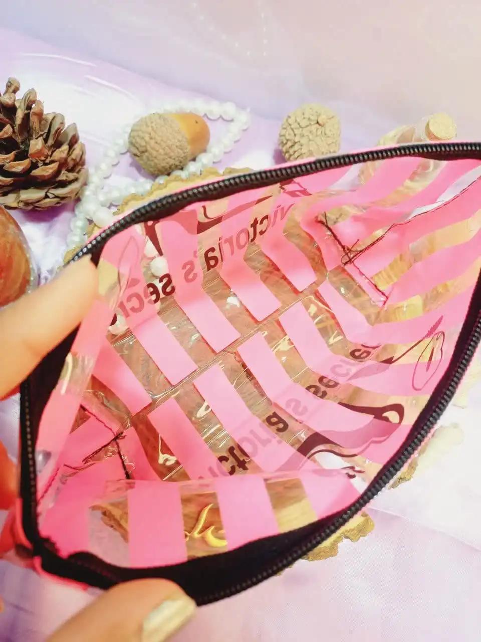 کیف لوازم آرایشی ویکتوریا سکرت شفاف سایز بزرگ صورتی VICTORIA SECRET