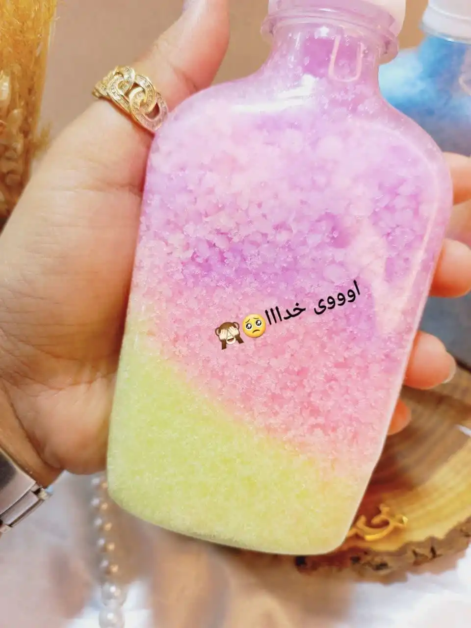 نمک بدن رنگین کمانی طرح کتابی