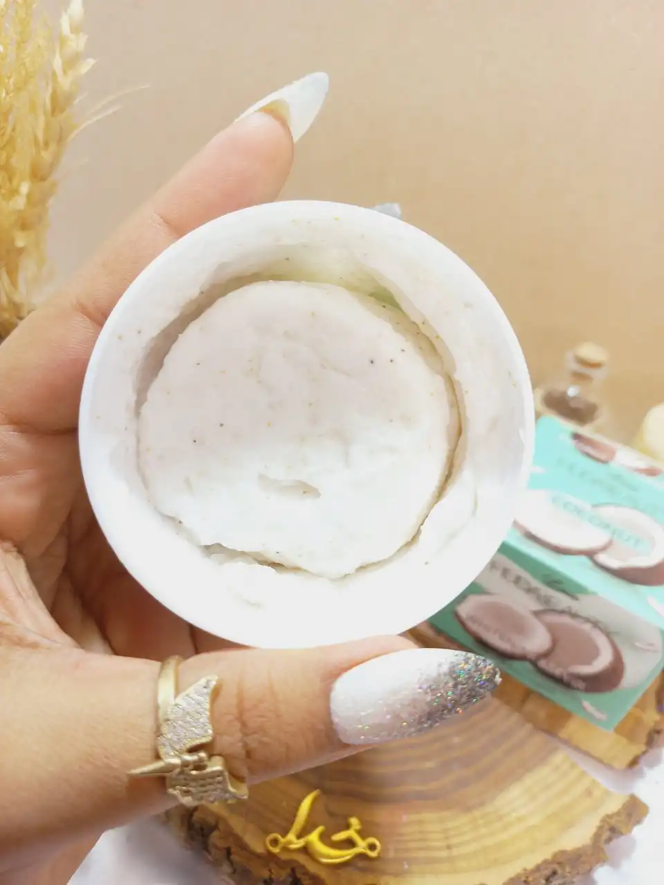 اسکراب شنی صورت و بدن رایحه نارگیلی هدی بیوتی HUDABEAUTY کد 826020