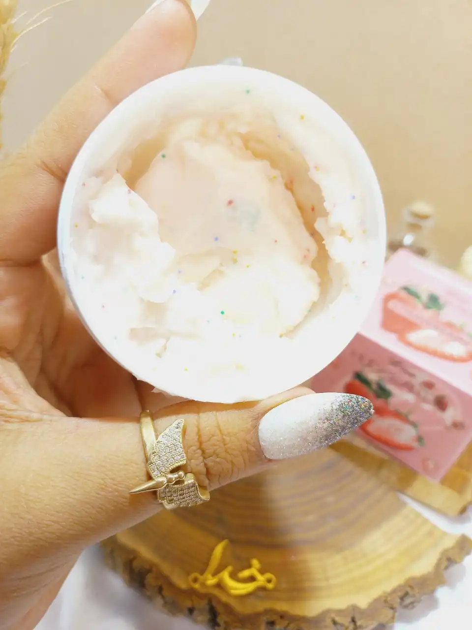 اسکراب شنی صورت و بدن رایحه توت فرنگی هدی بیوتی HUDABEAUTY کد 826020