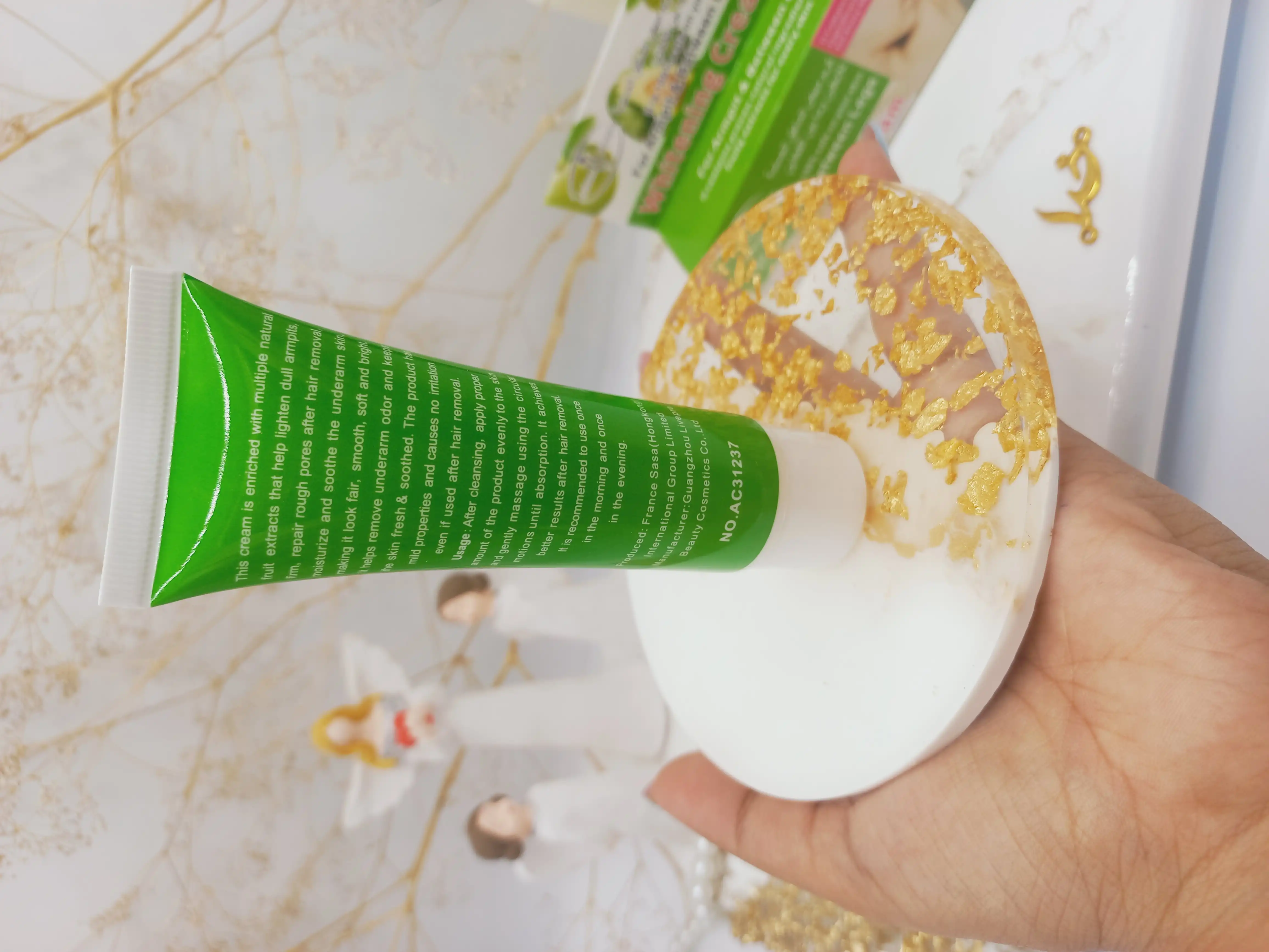 کرم روشن کننده و رفع تیرگی بدن آیچون بیوتی رایحه سیب و آووکادو AICHUN BEAUTY کد AC31237