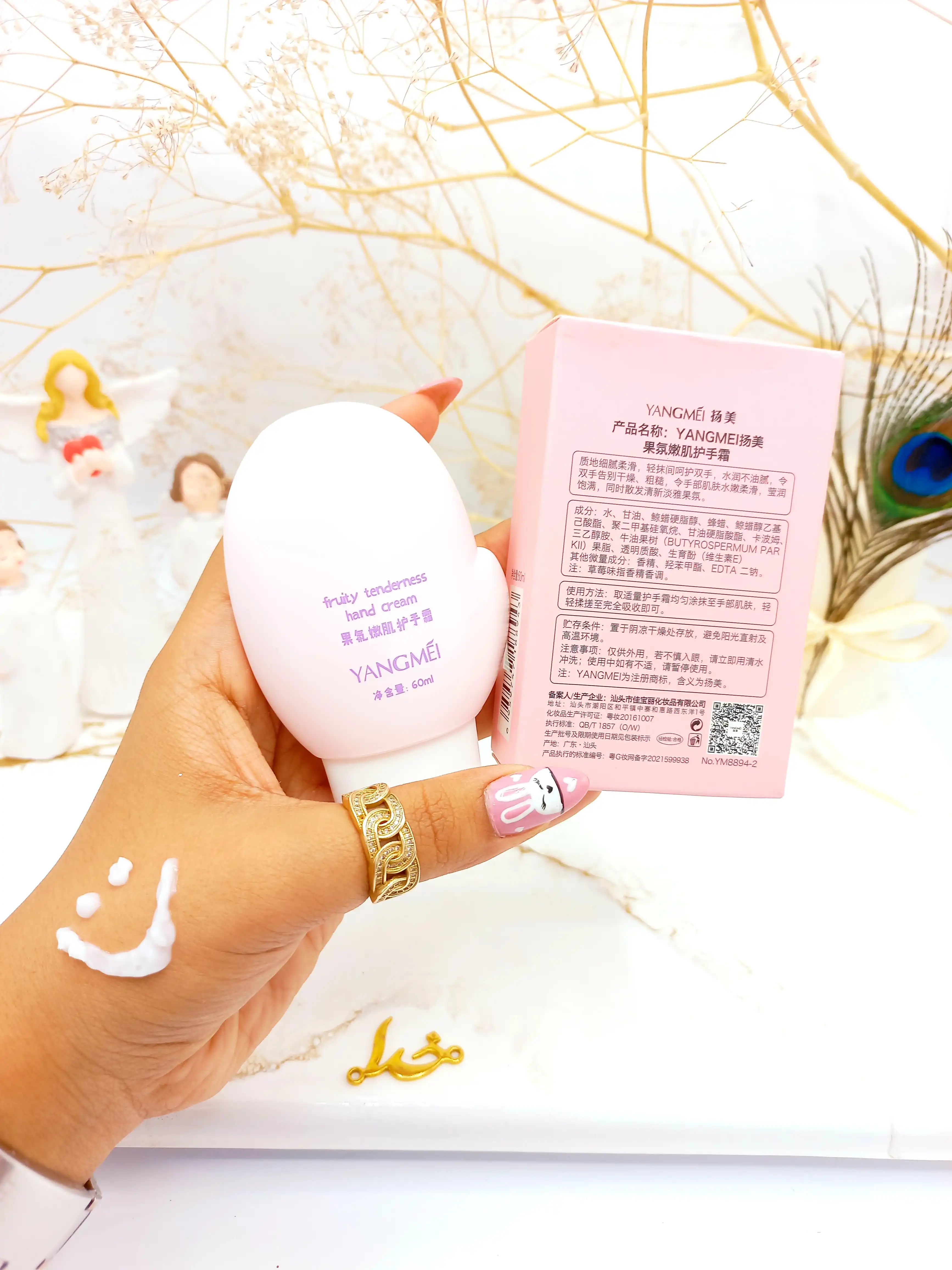 کرم دست مرطوب کننده رایحه توت فرنگی طرح دست یانگمی کد Ym88942