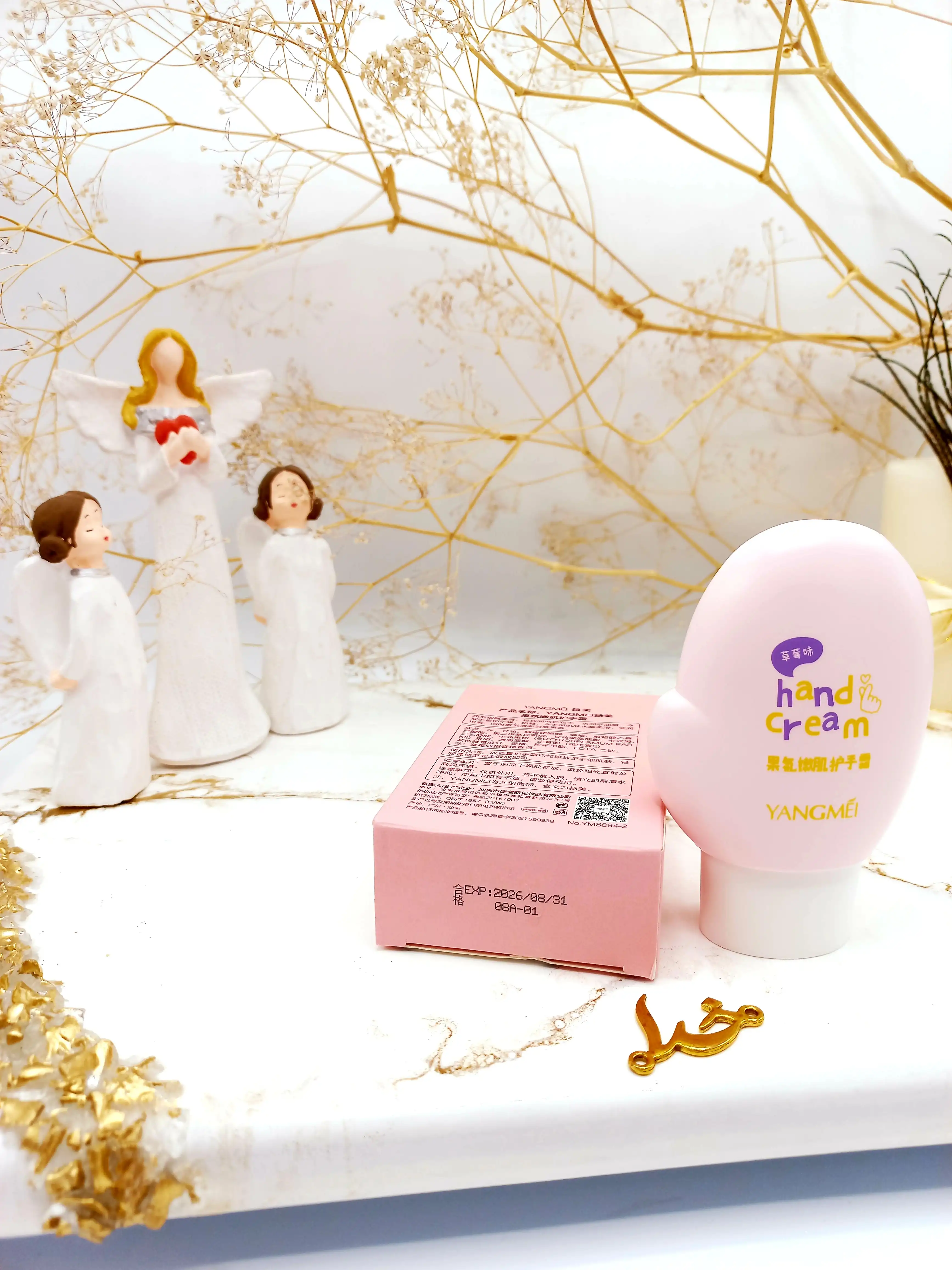 کرم دست مرطوب کننده رایحه توت فرنگی طرح دست یانگمی کد Ym88942