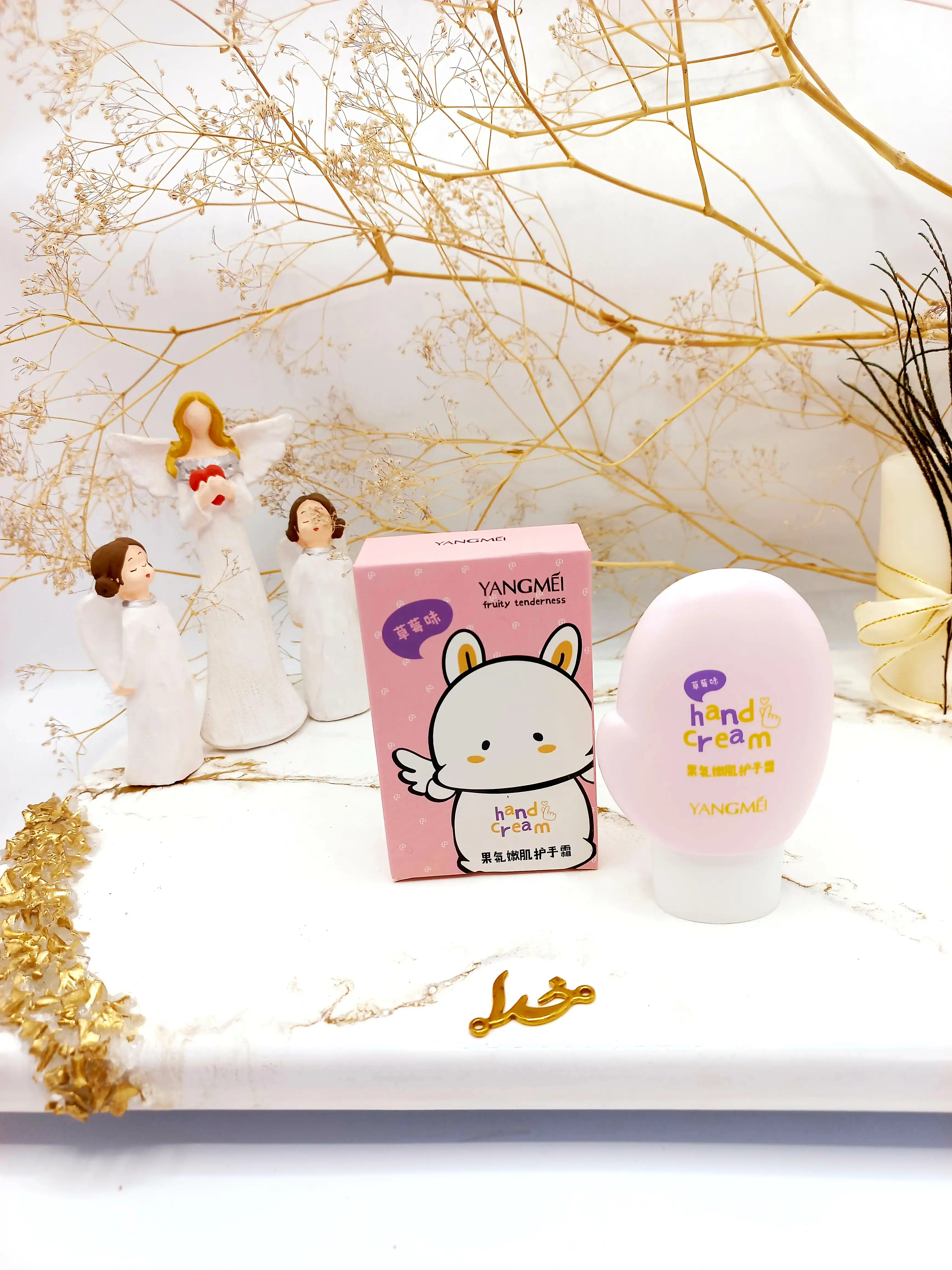 کرم دست مرطوب کننده رایحه توت فرنگی طرح دست یانگمی کد Ym88942