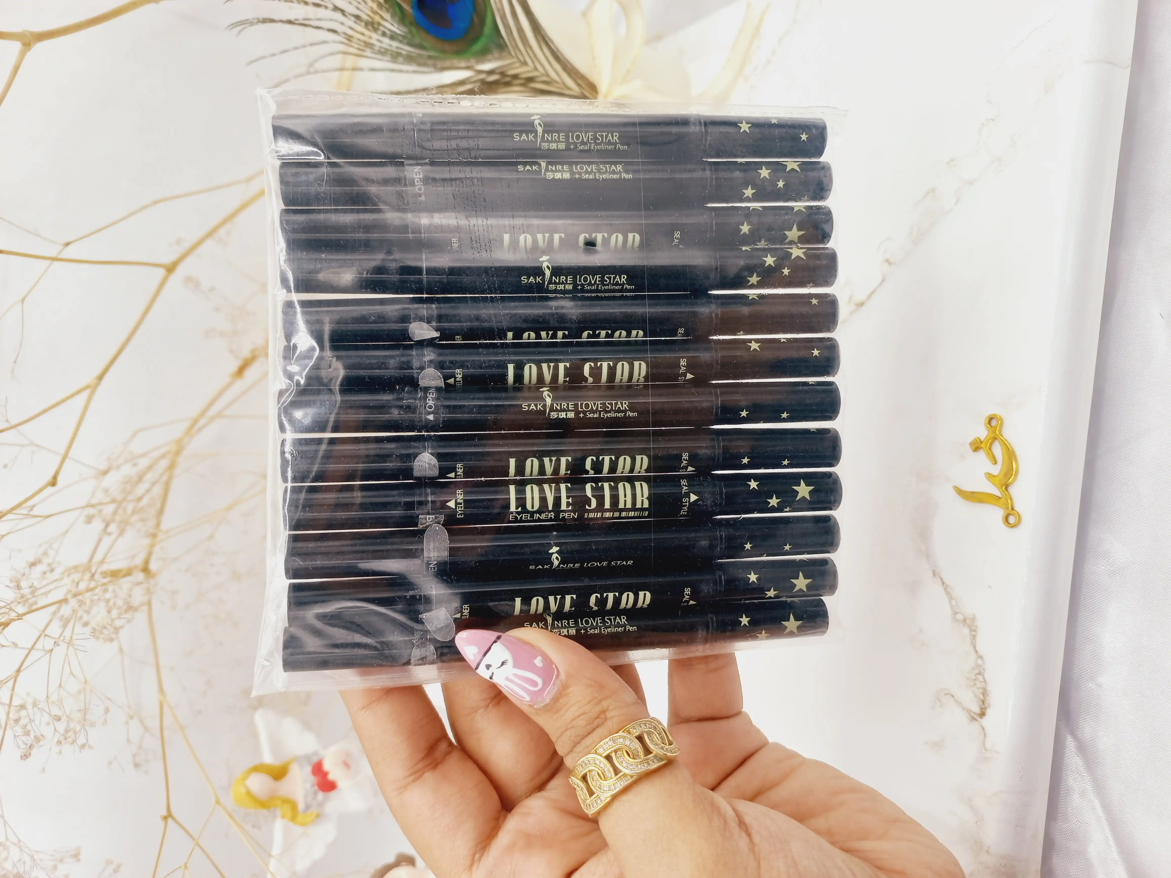 خط چشم مشکی ماژیکی  و دوسر طرح دار ستاره ای LOVE STAR