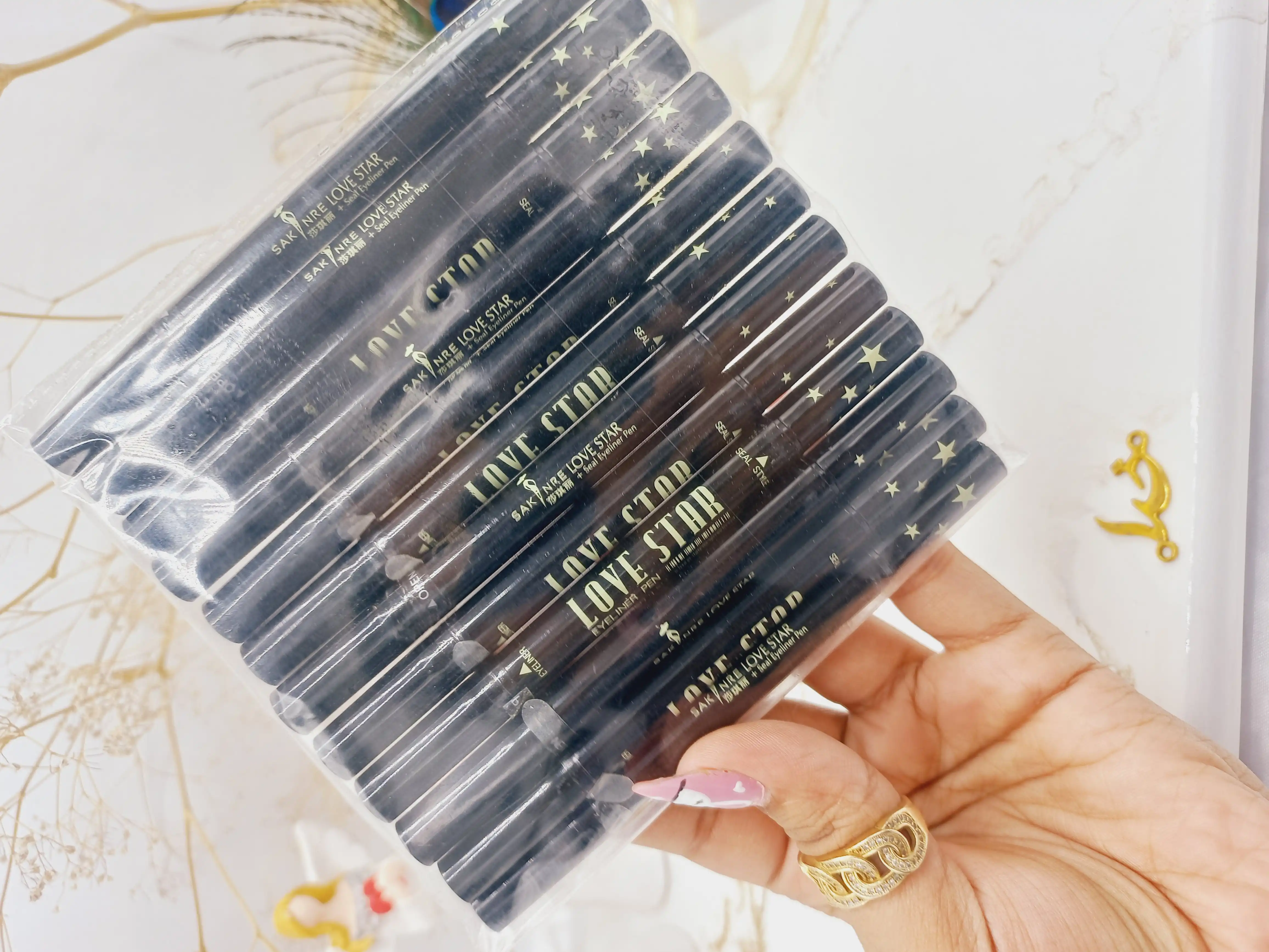 خط چشم مشکی ماژیکی  و دوسر طرح دار ستاره ای LOVE STAR