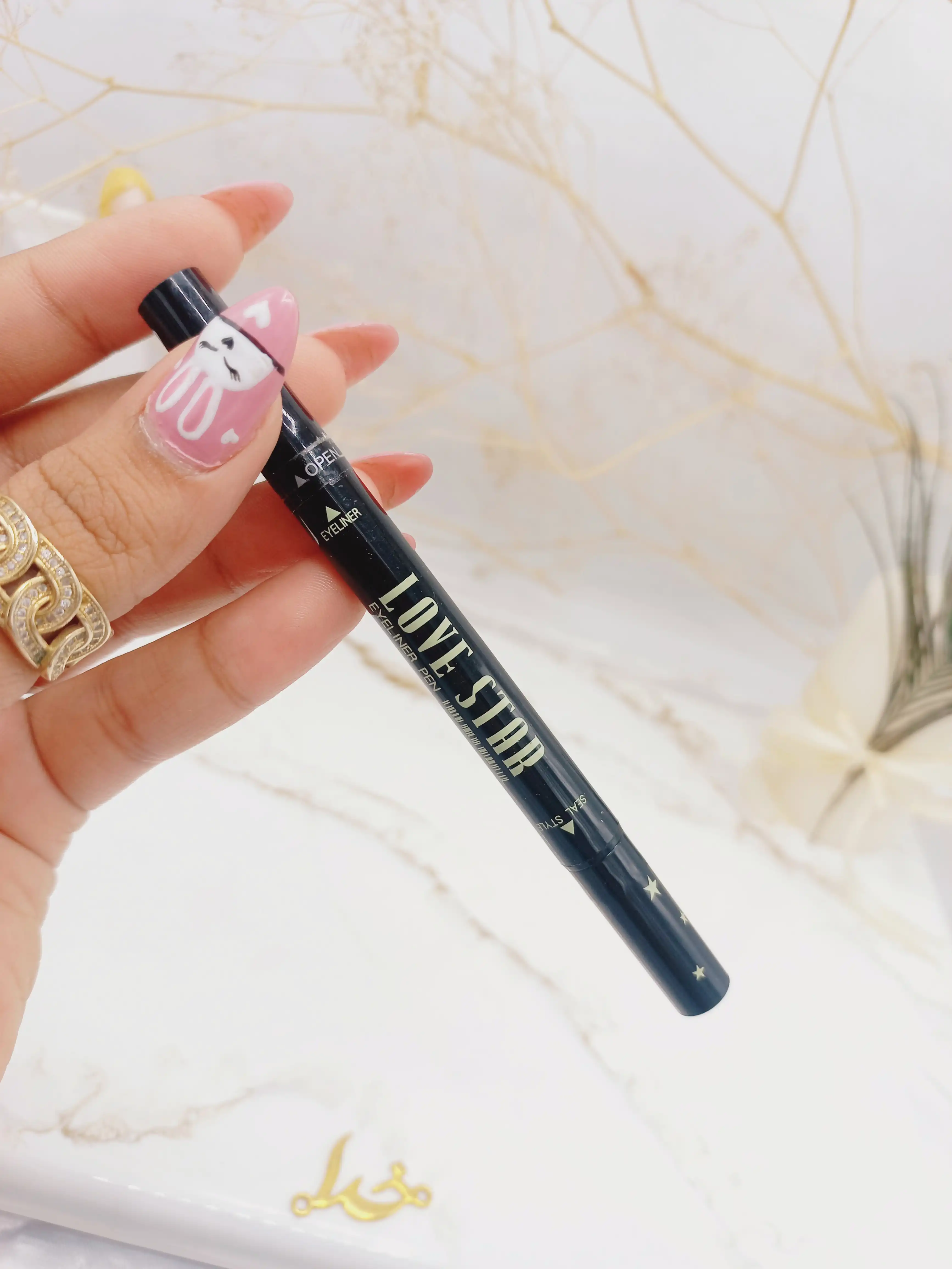 خط چشم مشکی ماژیکی  و دوسر طرح دار ستاره ای LOVE STAR