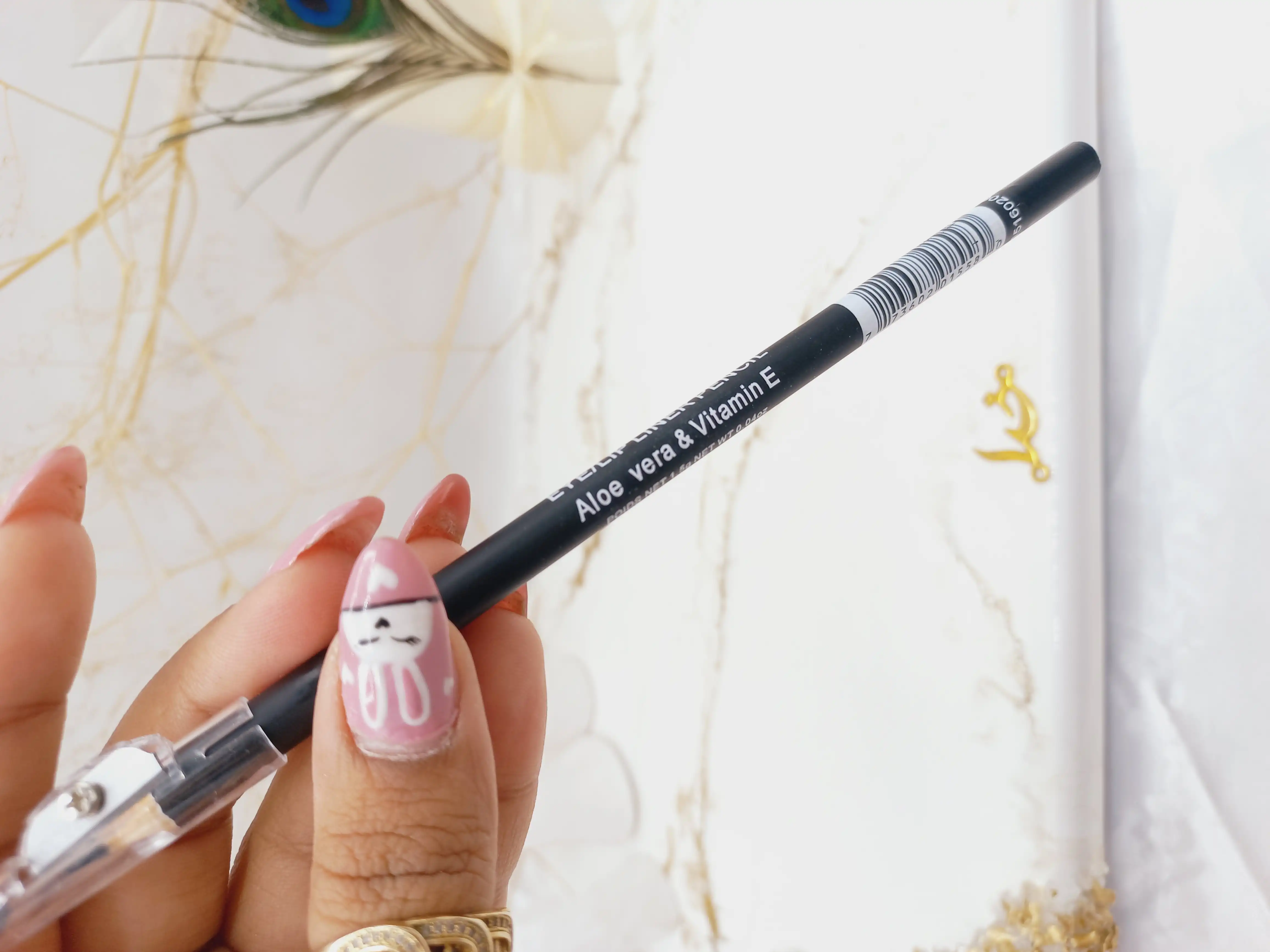 مداد چشم مات مشکی دارای ویتامین E  تراش دار هدا بیوتی HUDABEAUTY کد 80629