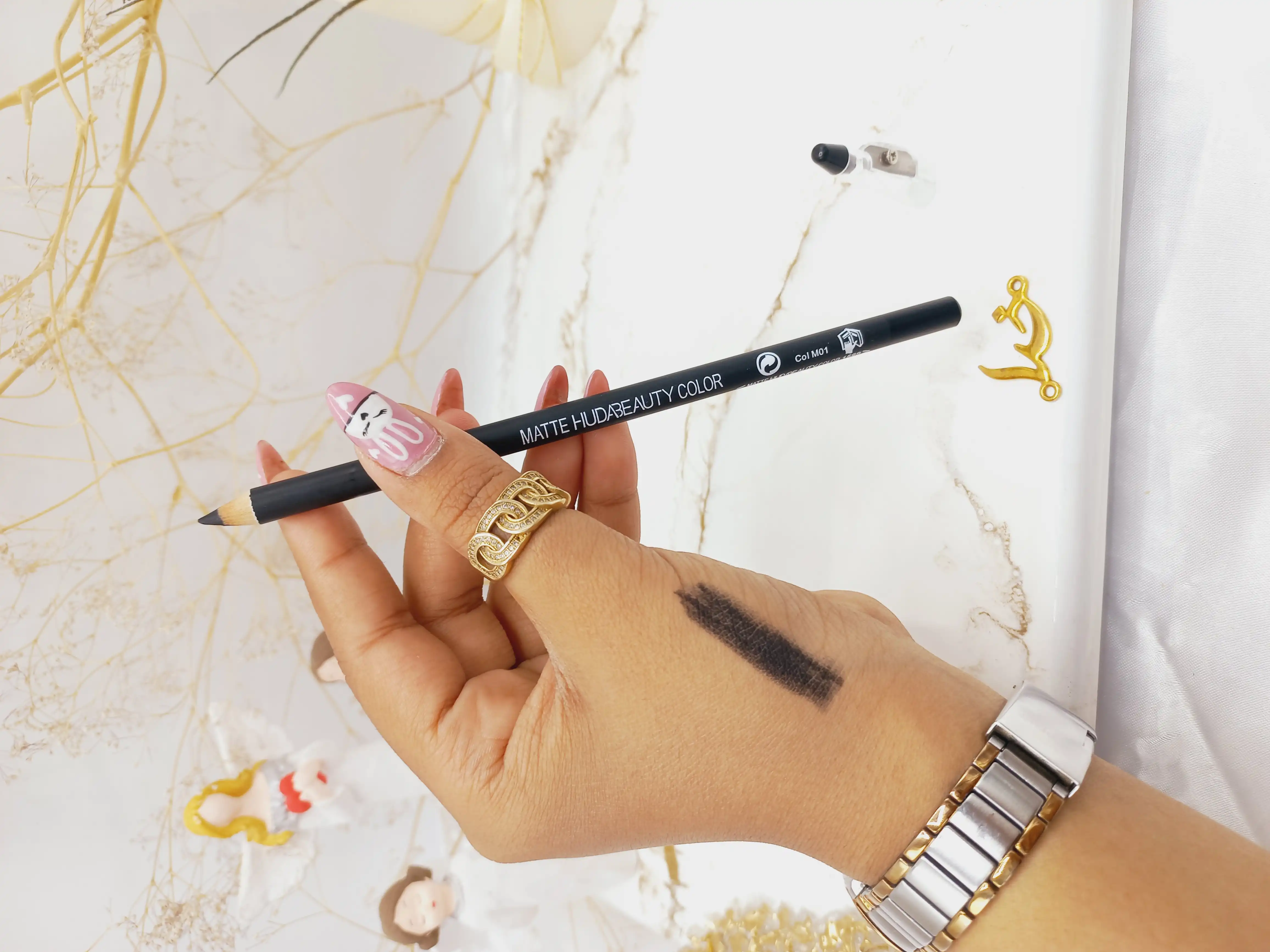 مداد چشم مات مشکی دارای ویتامین E  تراش دار هدا بیوتی HUDABEAUTY کد 80629