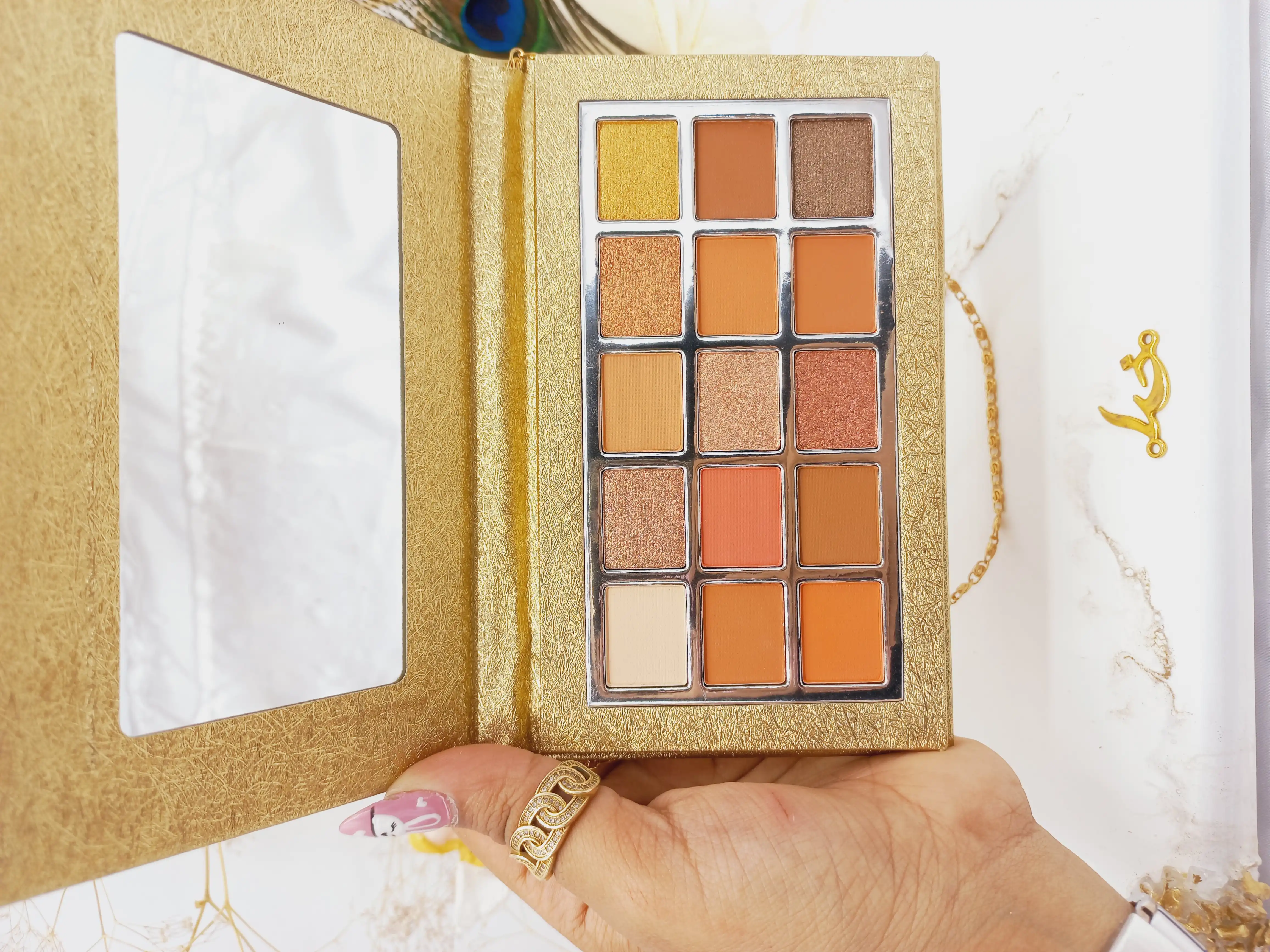 پالت سایه 15 رنگ هدا موجی HUDA MOJI طرح کیف زنجیره ای (طلایی) کد ES066