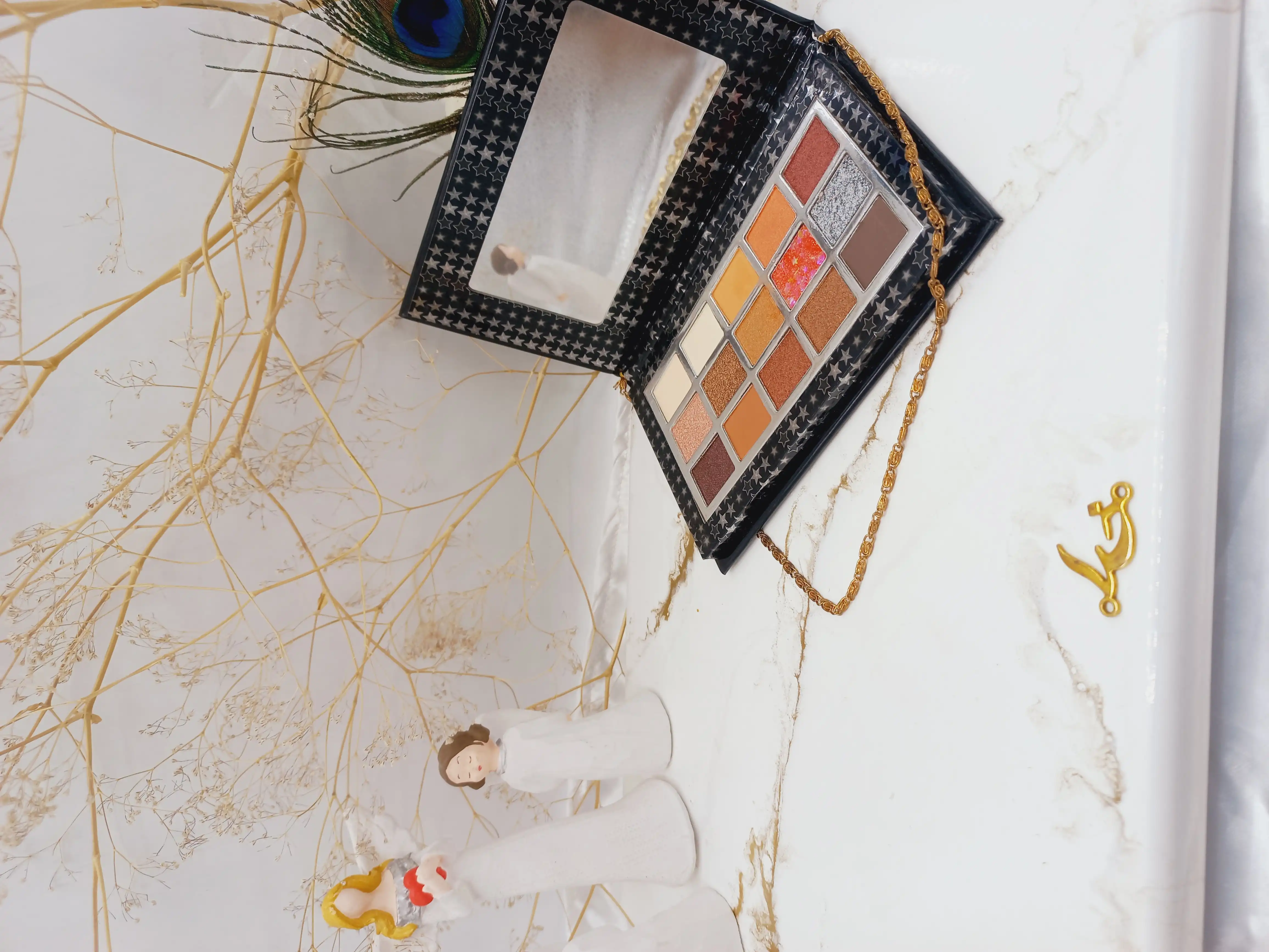 پالت سایه 15 رنگ هدا موجی HUDA MOJI طرح کیف زنجیره ای (بنفش) کد ES066