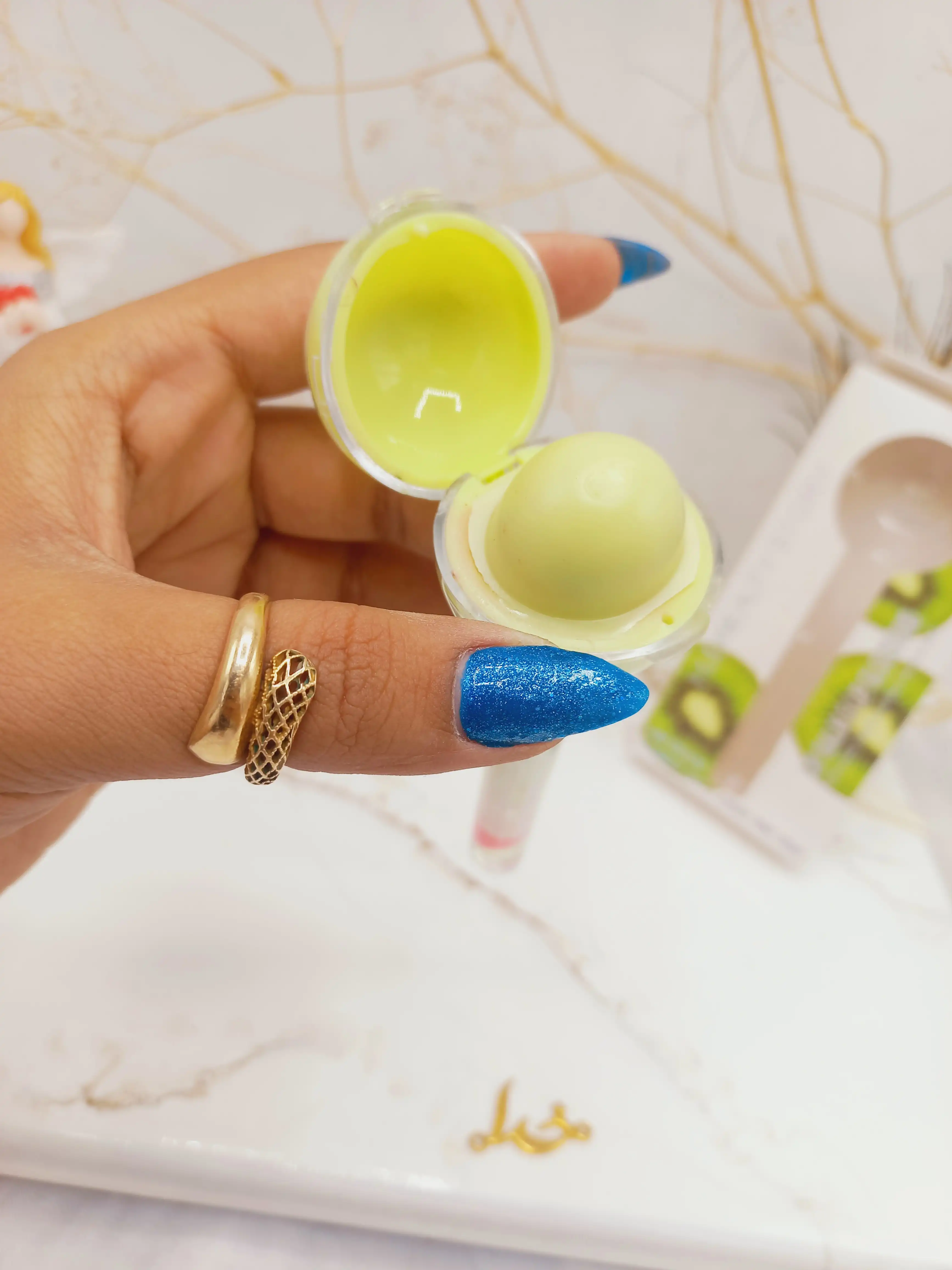 برق لب و بالم لب آبنباتی کیوی هدا بیوتی استوری HUDA BEAUTY STORY