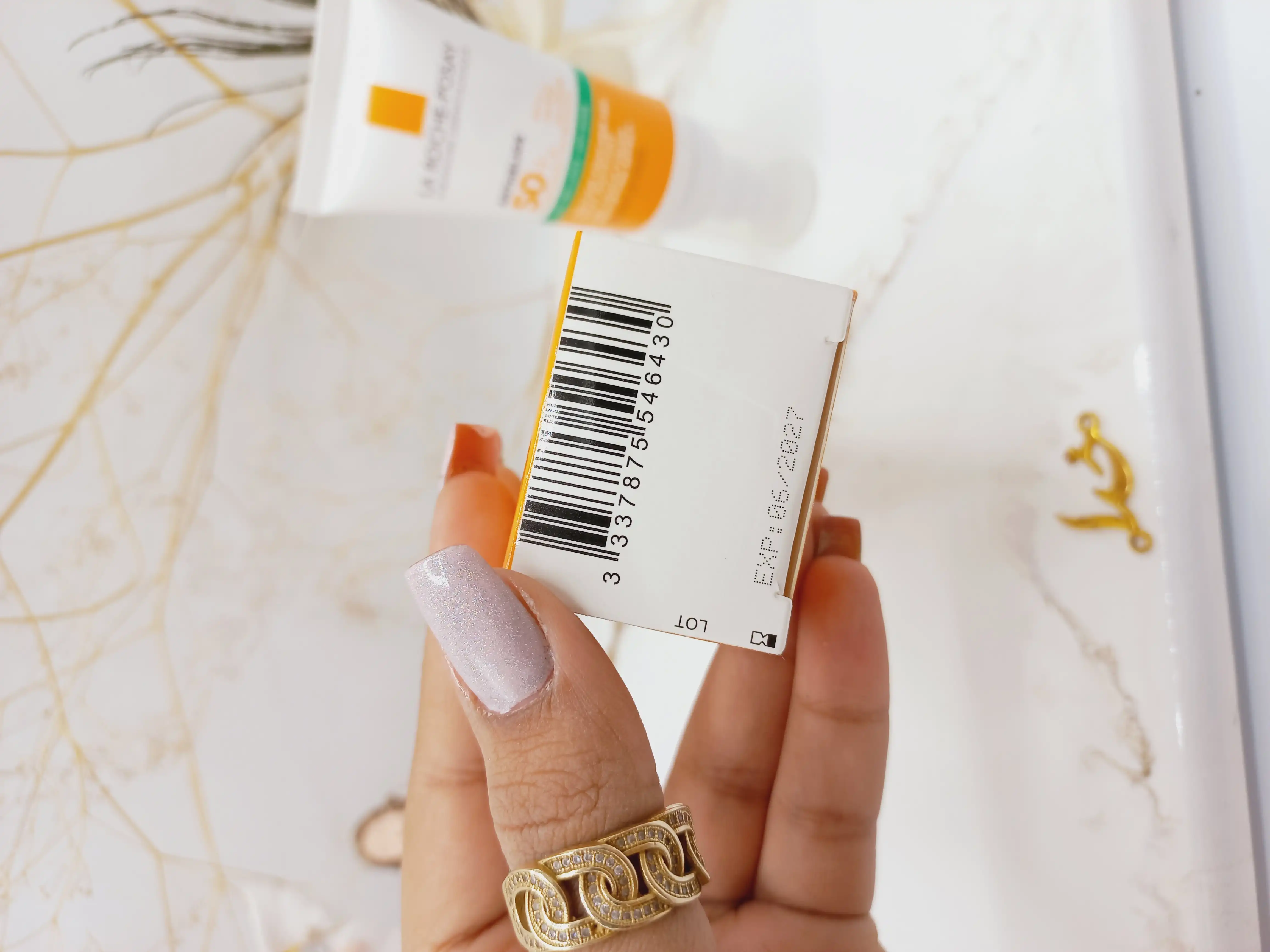 کرم ضدآفتاب بی رنگ مخصوص پوست چرب و مختلط و مستعد جوش لاروش پوزای SPF50  کد 6430