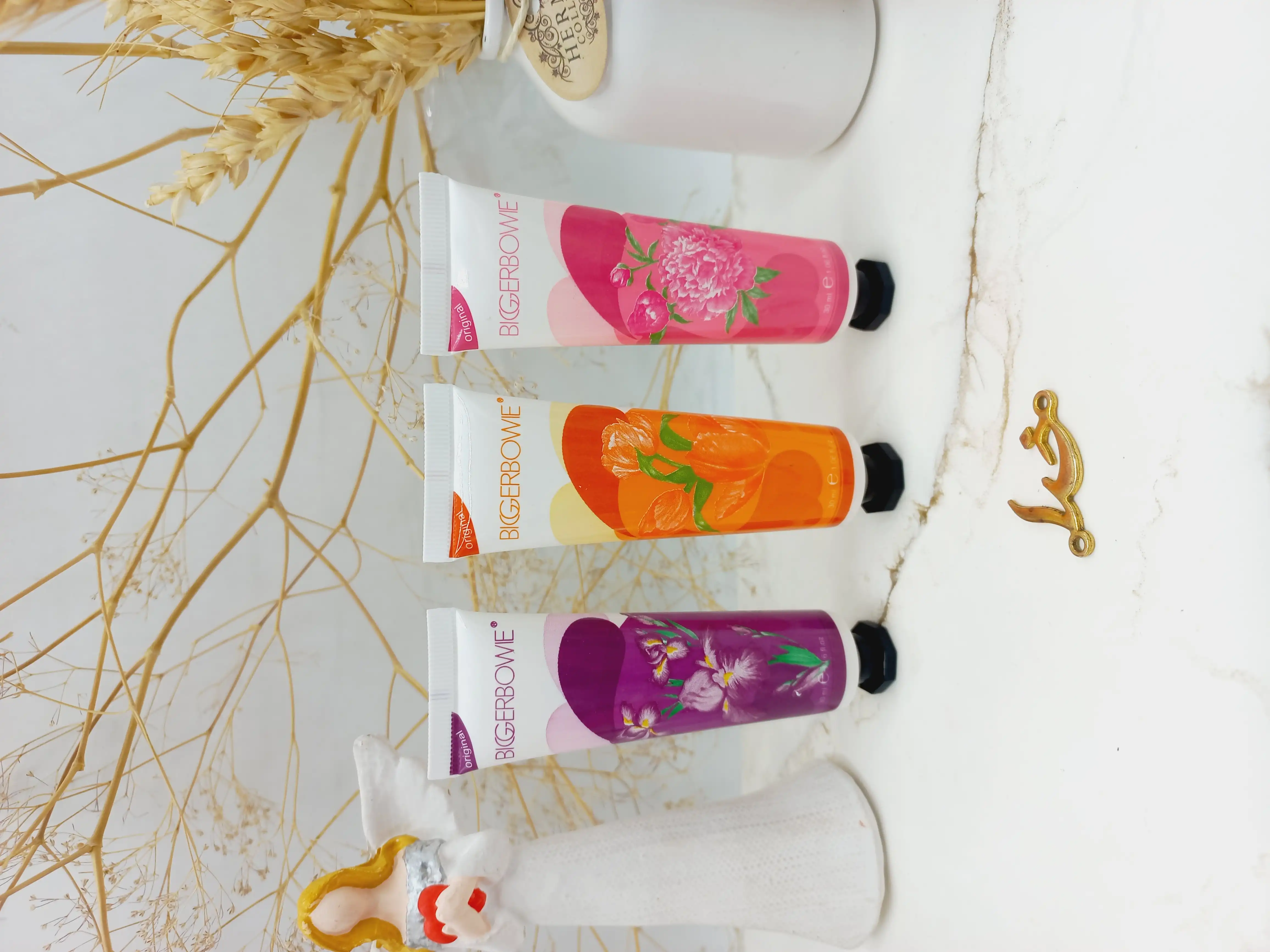 کرم دست مرطوب کننده و آبرسان گل BIGERBOWS‏ کد 606B