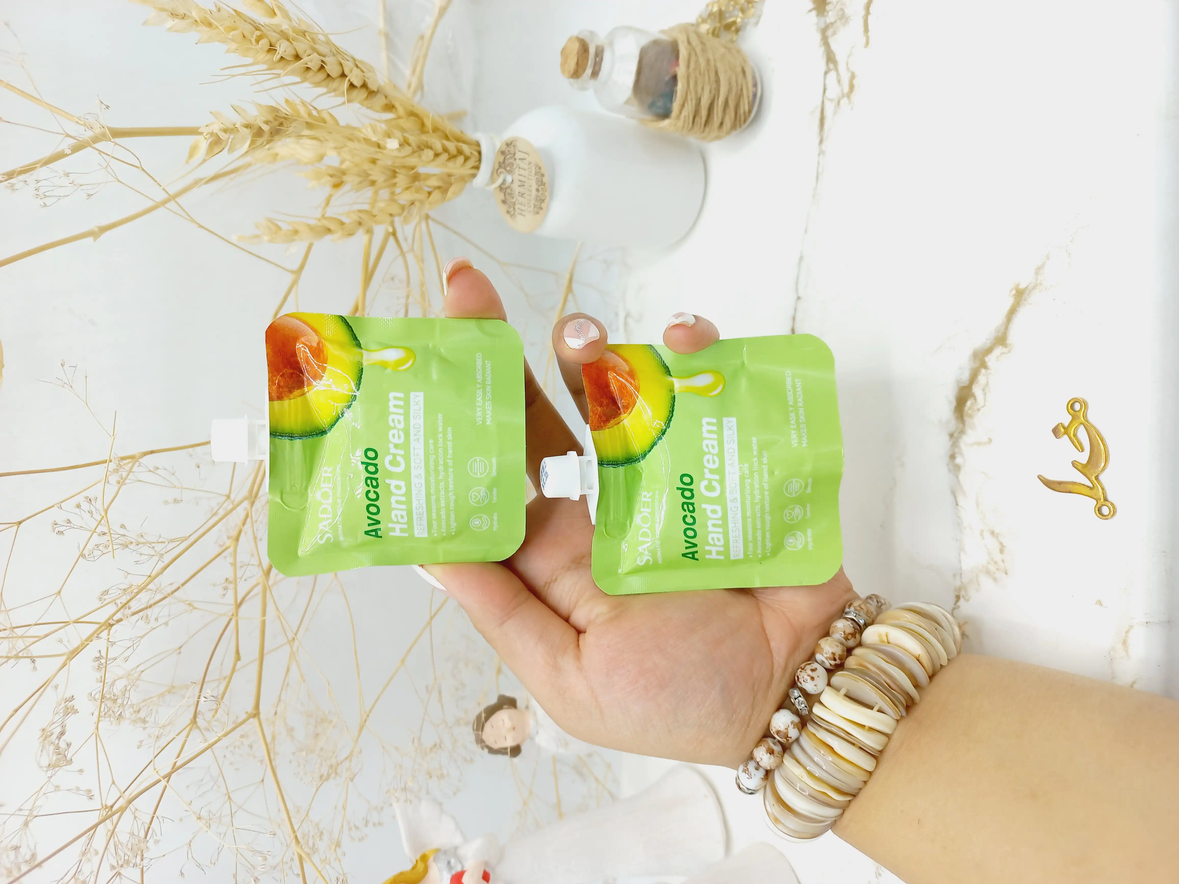 کرم نرم کننده دست آواکادو برند سادور SADOER کد SD96598