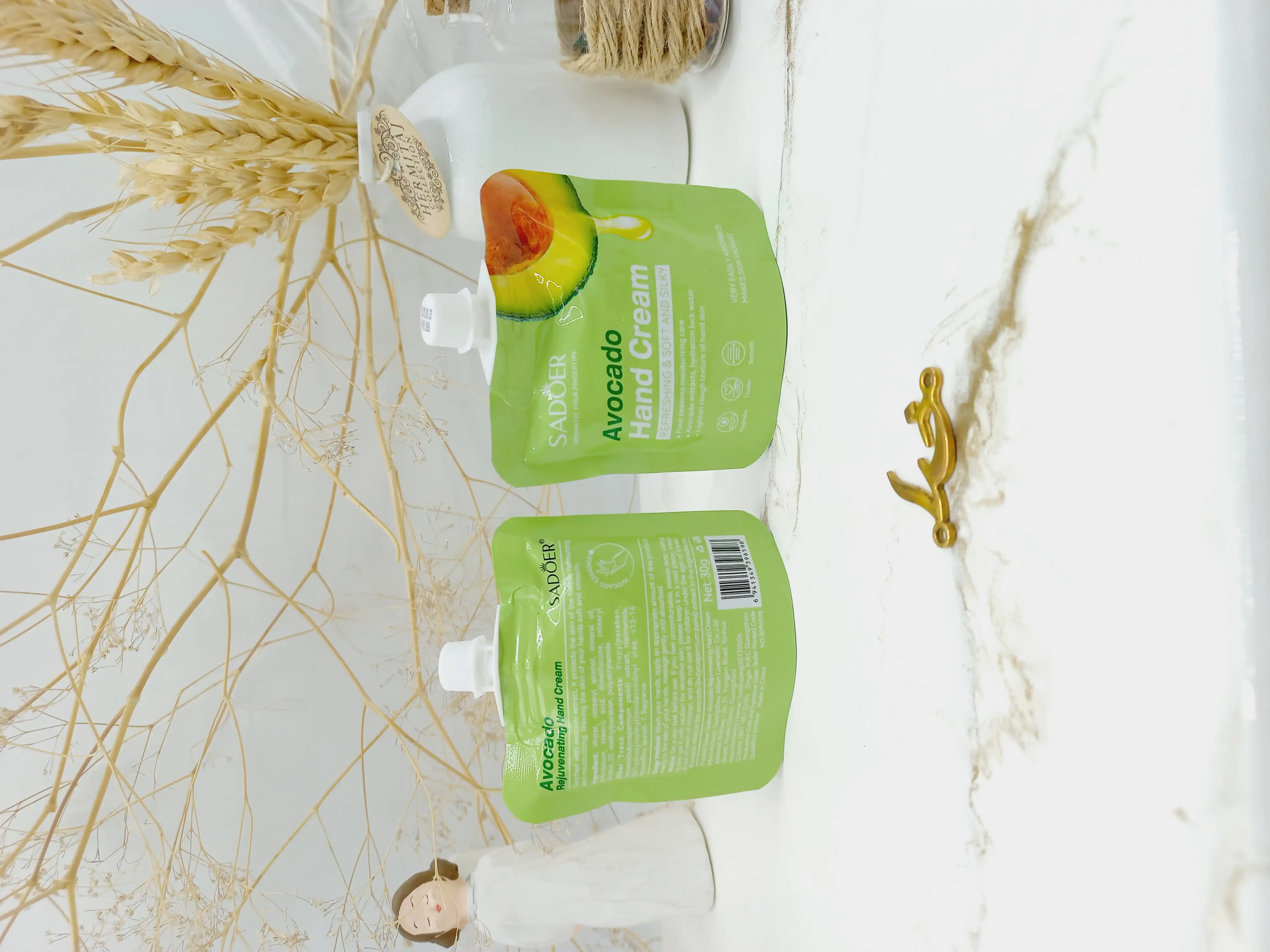 کرم نرم کننده دست آواکادو برند سادور SADOER کد SD96598