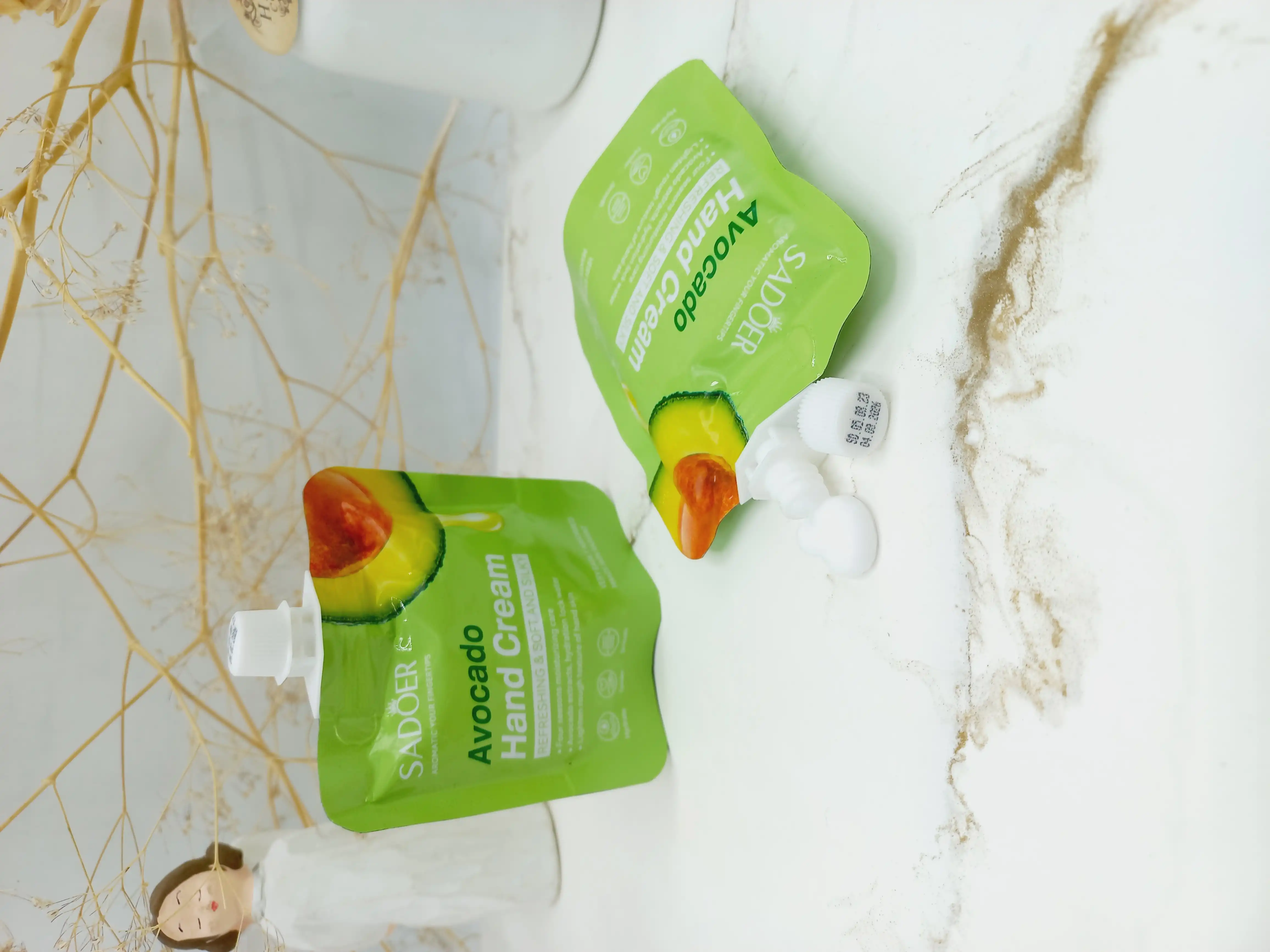 کرم نرم کننده دست آواکادو برند سادور SADOER کد SD96598