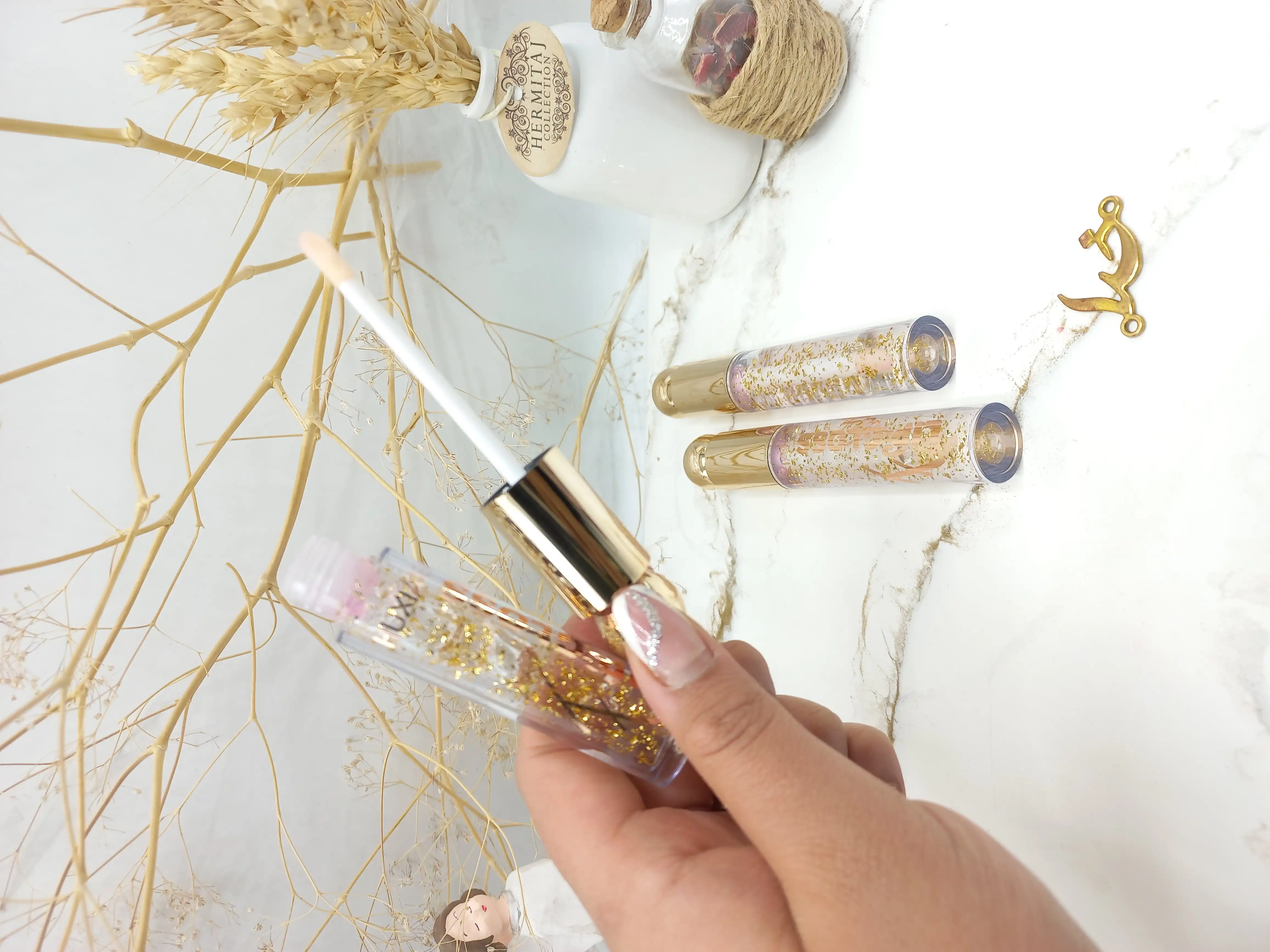 برق لب شاین دار و ضدآب هوکسیا بیوتی ‏HUXABAUTY‏ کد 5648