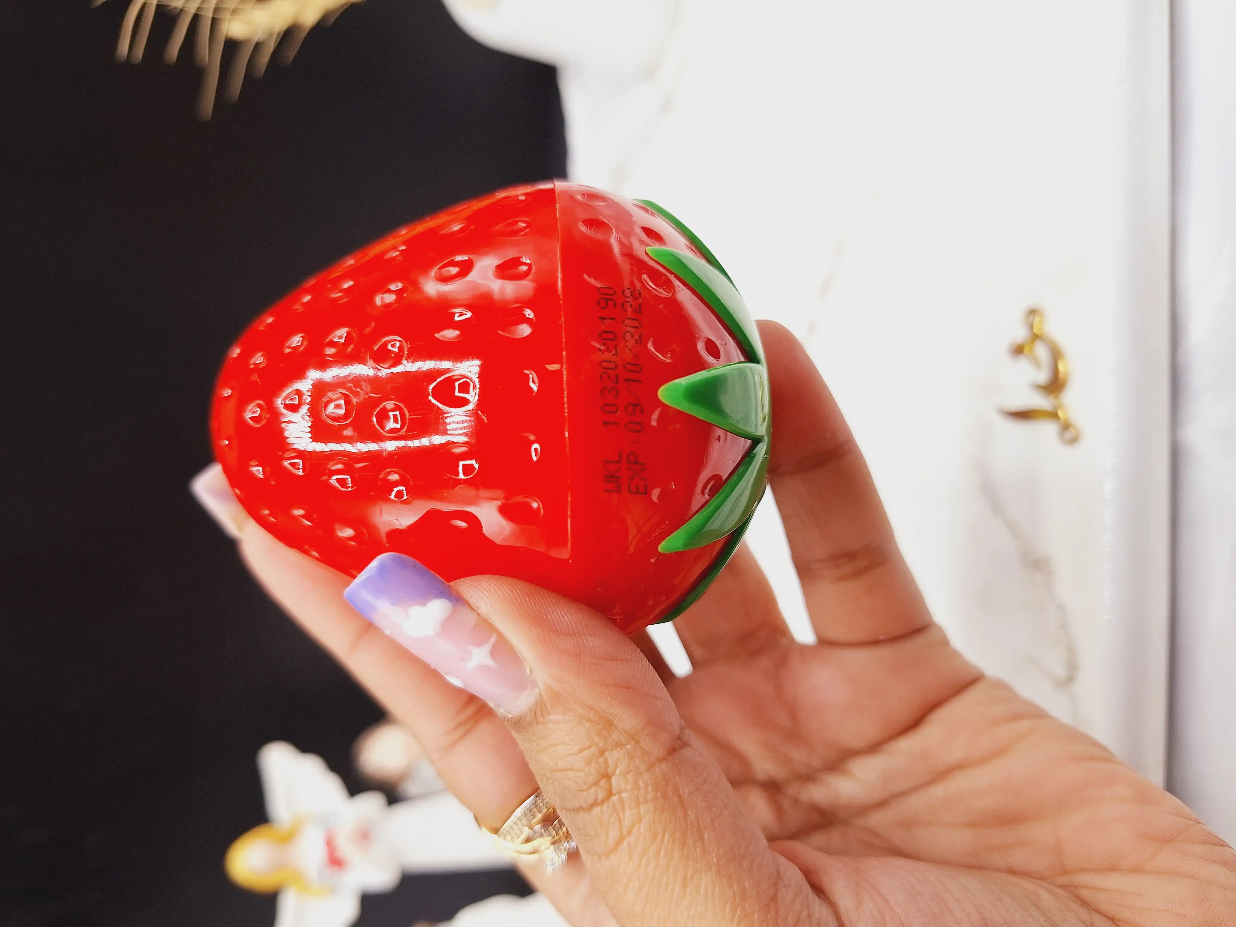 کرم دست طرح توت فرنگی وکالی Wokali کد 270