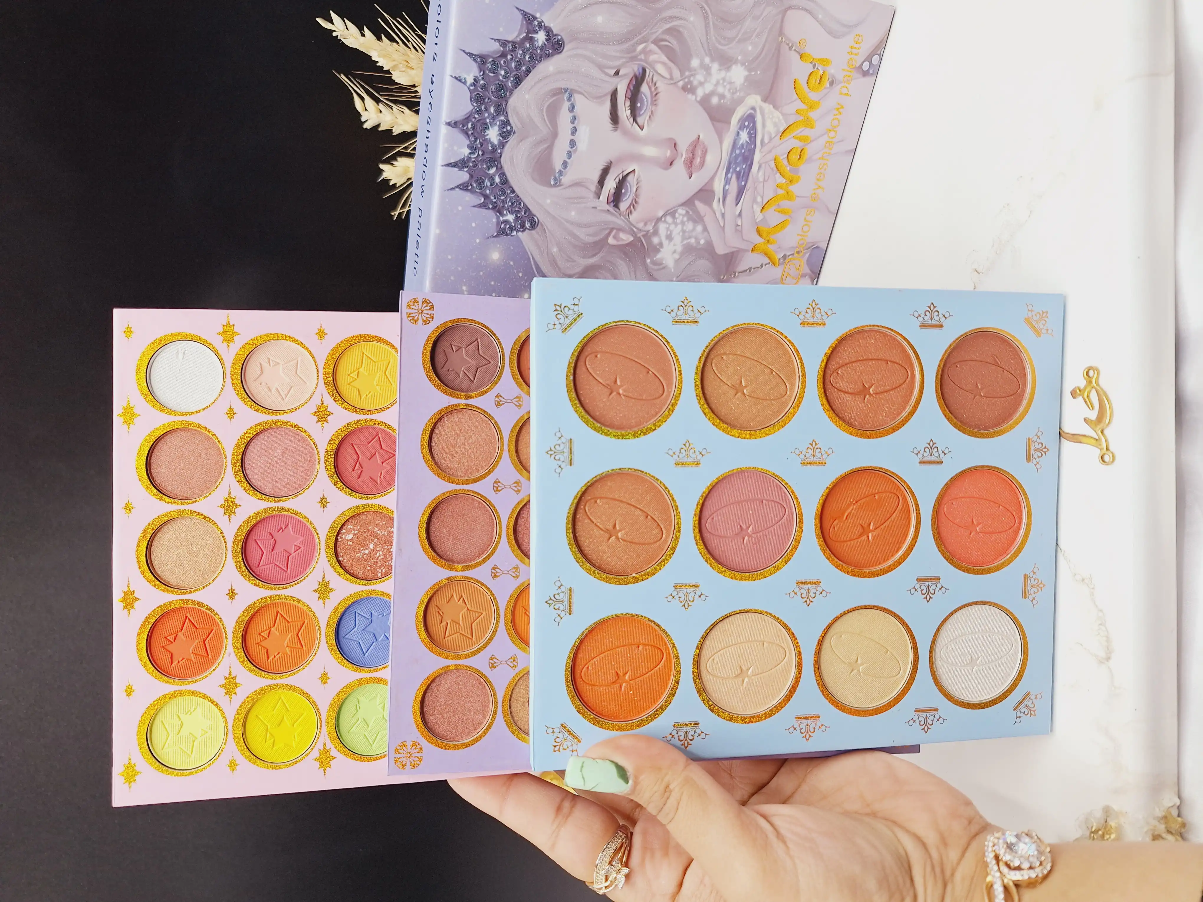 پالت سایه 3 طبقه 79 رنگ طرح ملکه برند Miweiwei کد MWW_8001