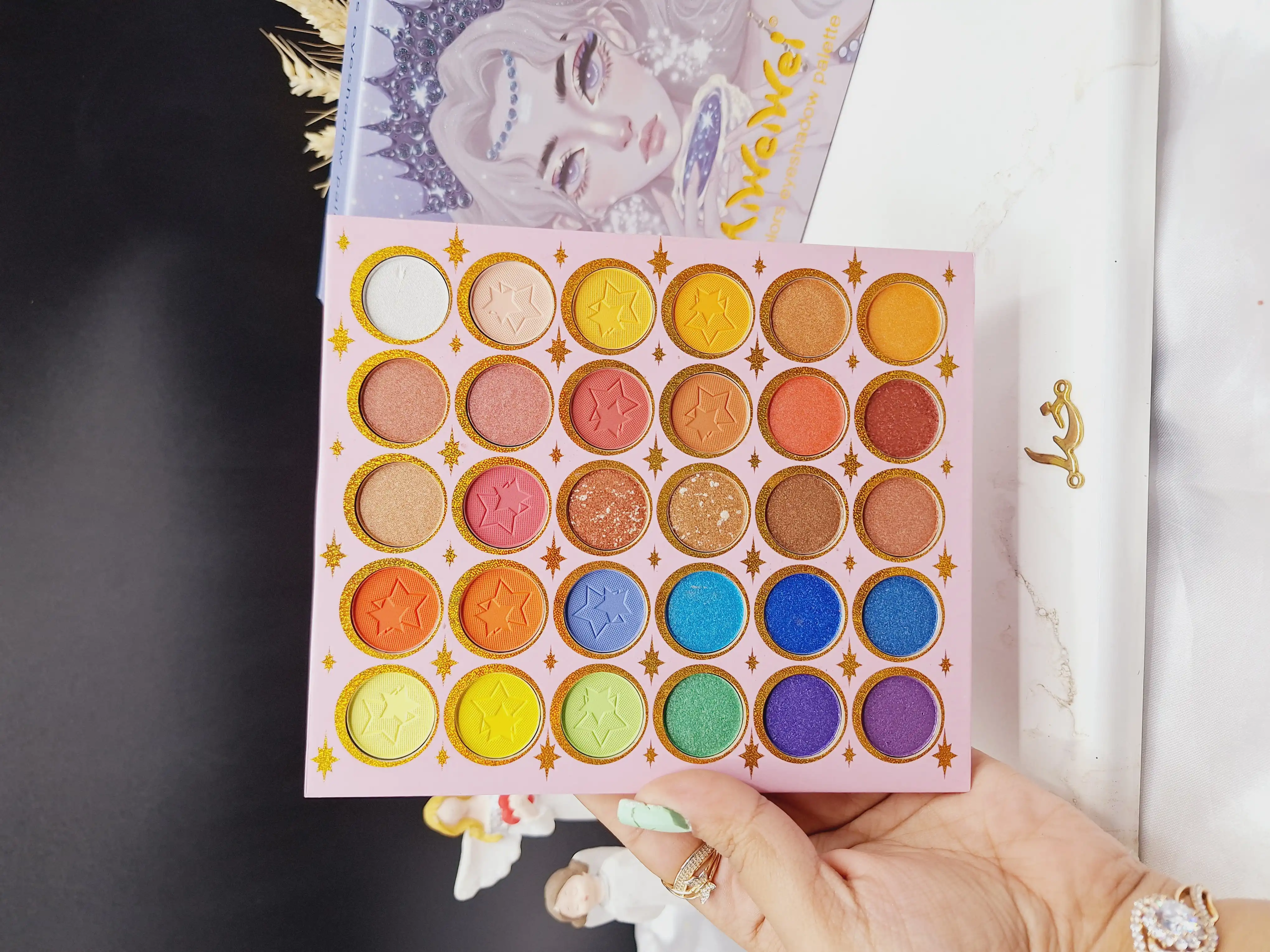 پالت سایه 3 طبقه 79 رنگ طرح ملکه برند Miweiwei کد MWW_8001