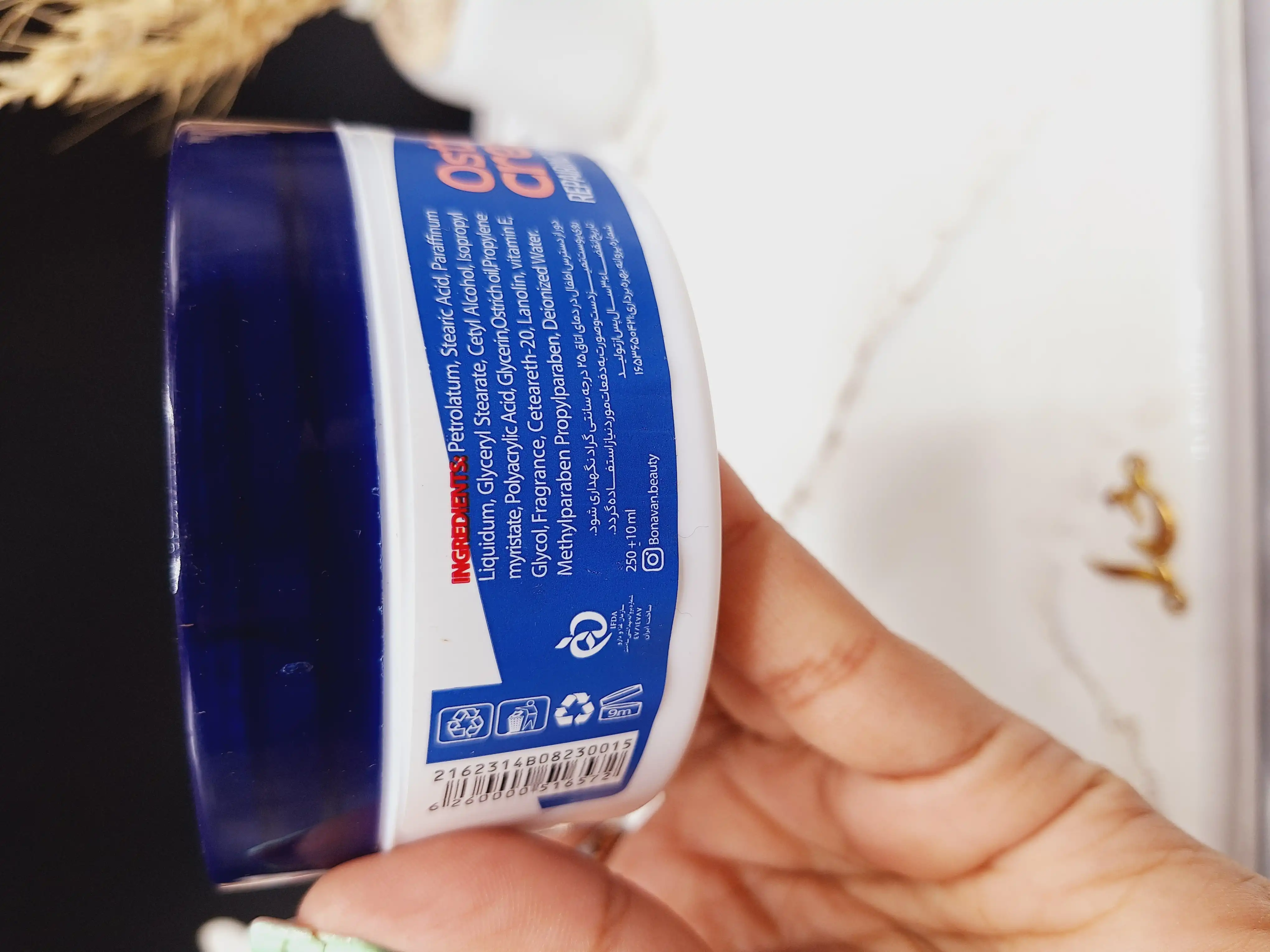 کرم مرطوب کننده کاسه ای دست و صورت شتر مرغ بناوان حاوی ویتامین E کد 6572