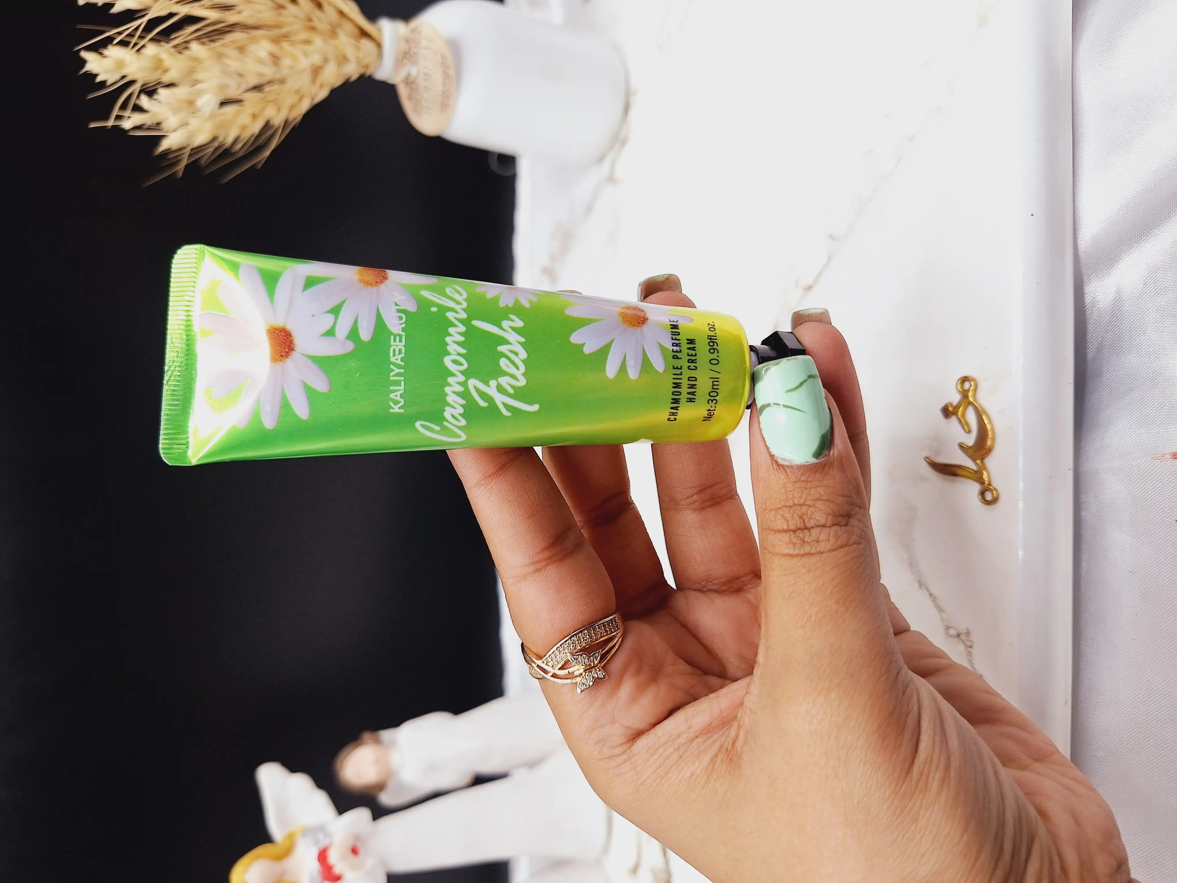 کرم دست 30گرم با رایحه گل بابونه برند KALIY ABEAUTY کد F7130