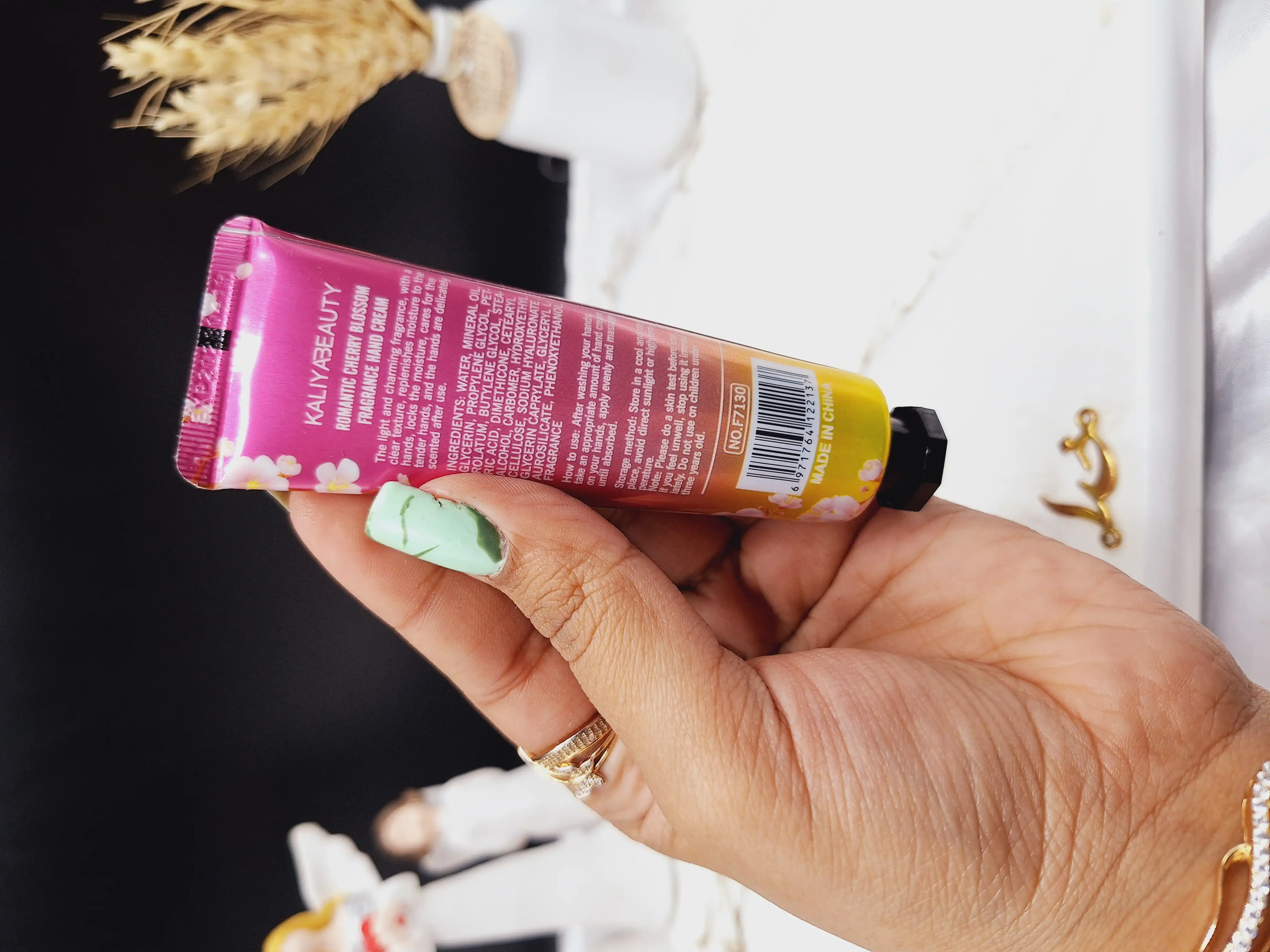 کرم دست 30گرم با رایحه شکوفه گیلاس برند KALIY ABEAUTY کد F7130