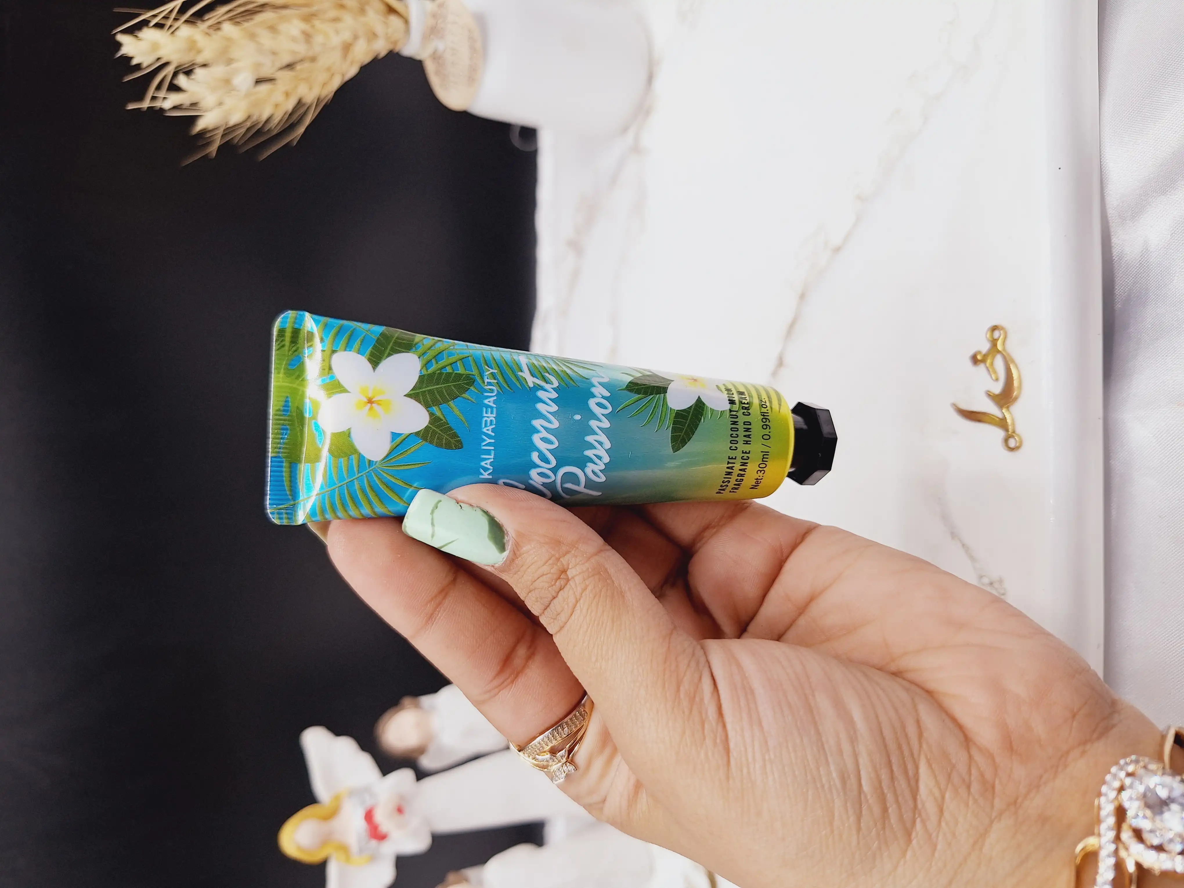 کرم دست 30گرم با رایحه گل هاوایی برند KALIY ABEAUTY کد F7130