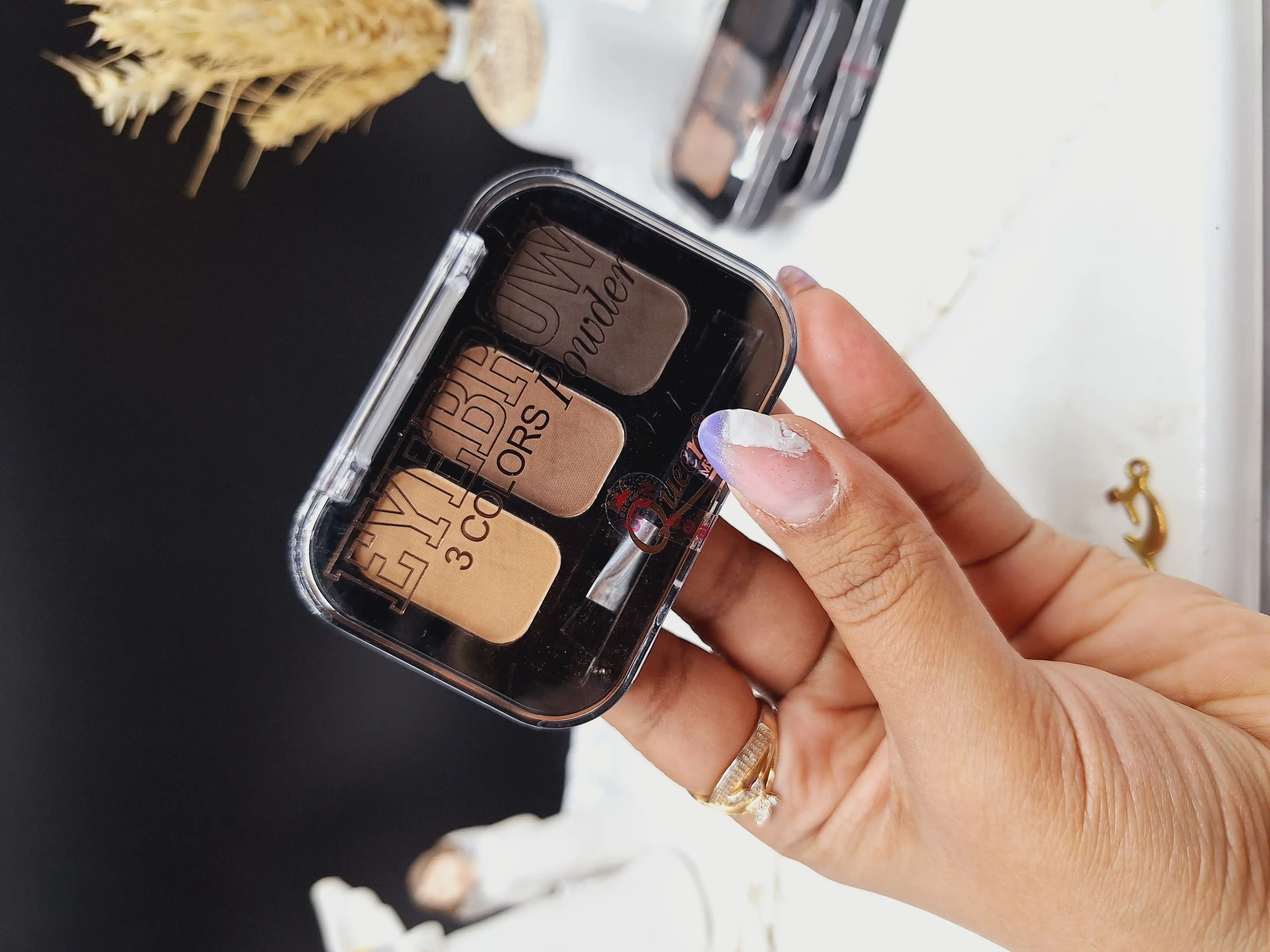 سایه ابرو 3 رنگ برند مینی کوئین Mini Queen کد MQ 088