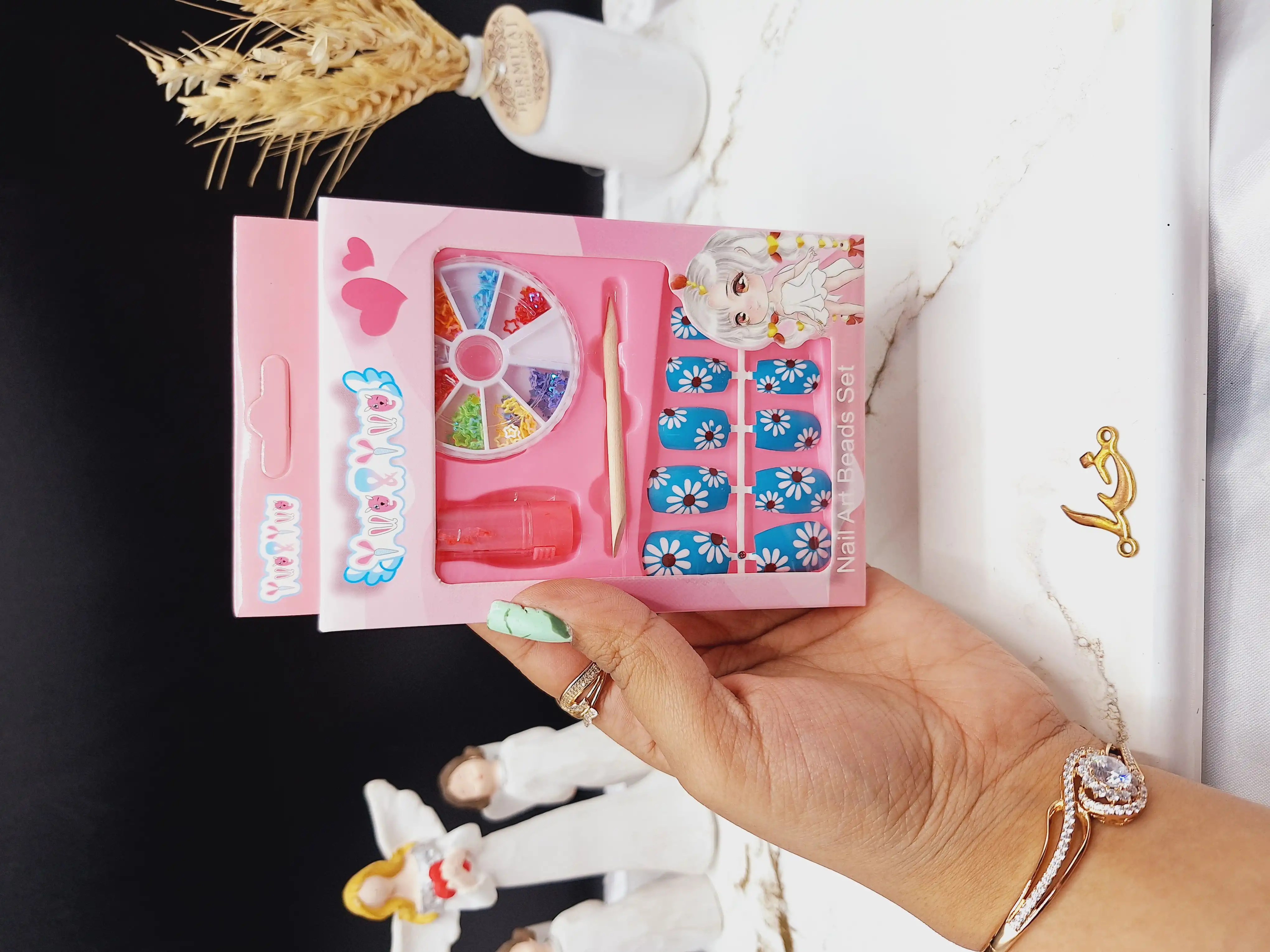 پک چسپ و ناخن مصنوعی به همراه رژ فشنگی بچگانه کد 331