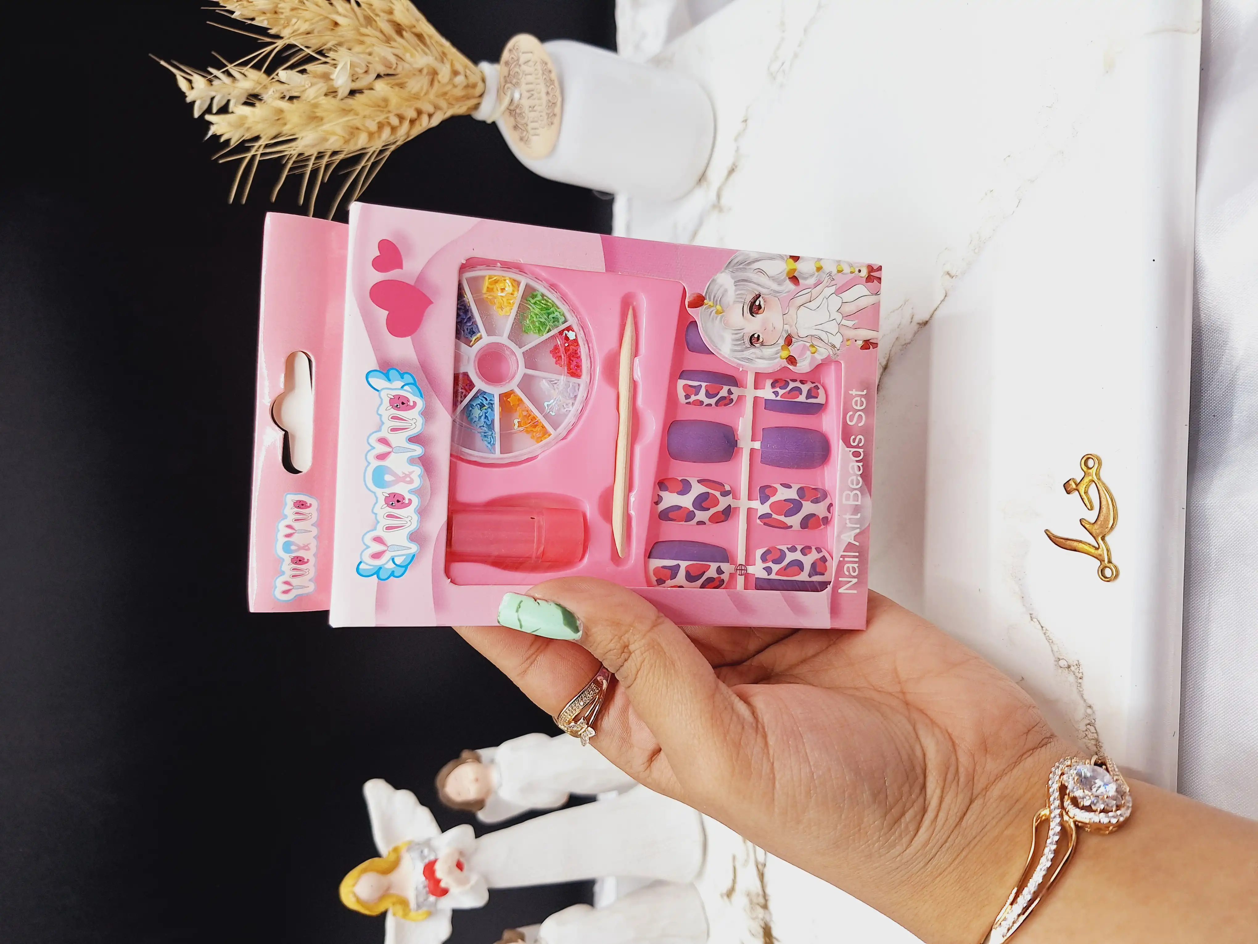 پک چسپ و ناخن مصنوعی به همراه رژ فشنگی بچگانه کد 331