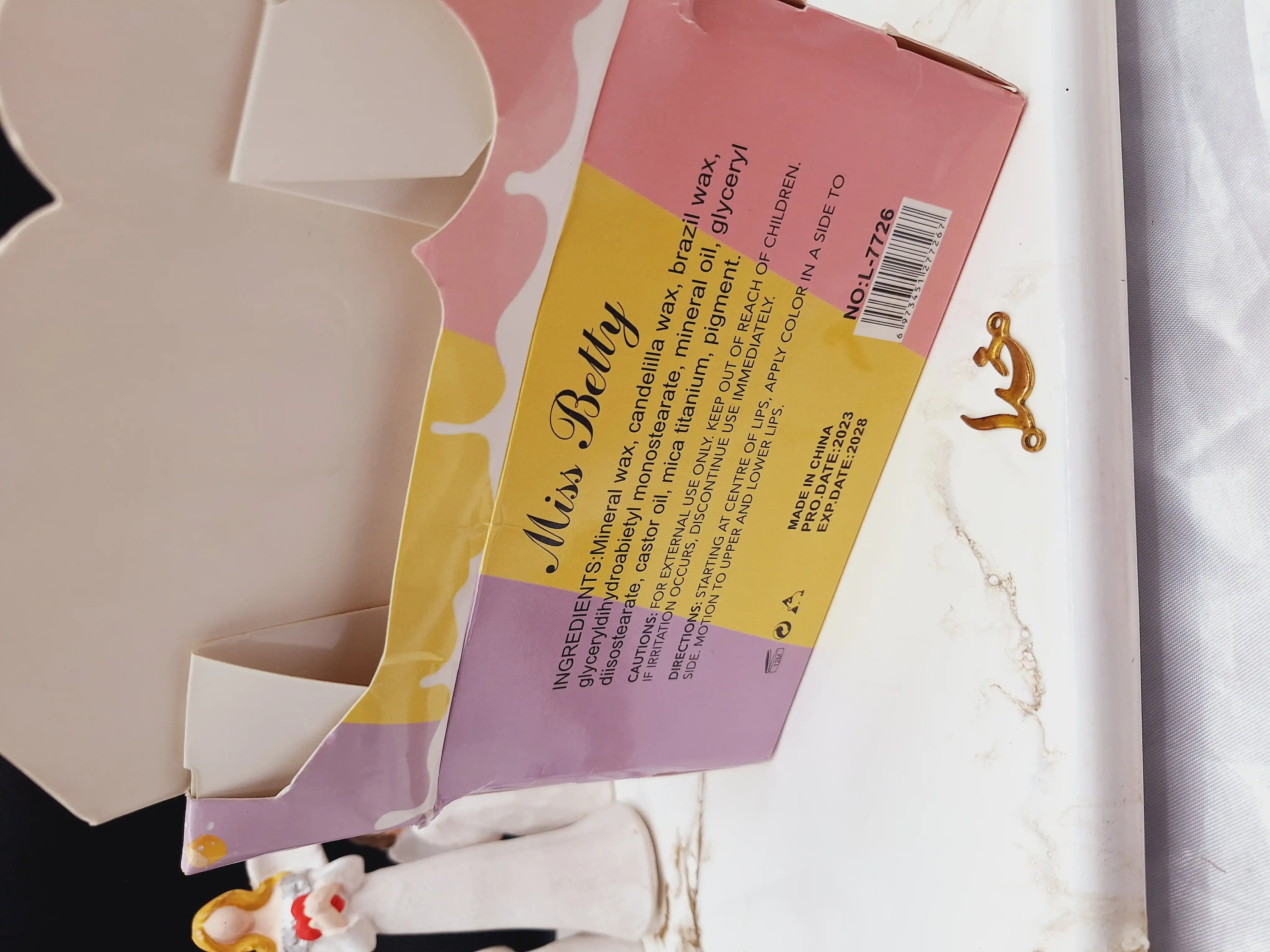 برق لب و لیپ گلاس شاین دار ۳تایی با رایحه میوه ای برند میس بیوتی Miss Betty  کد L7726