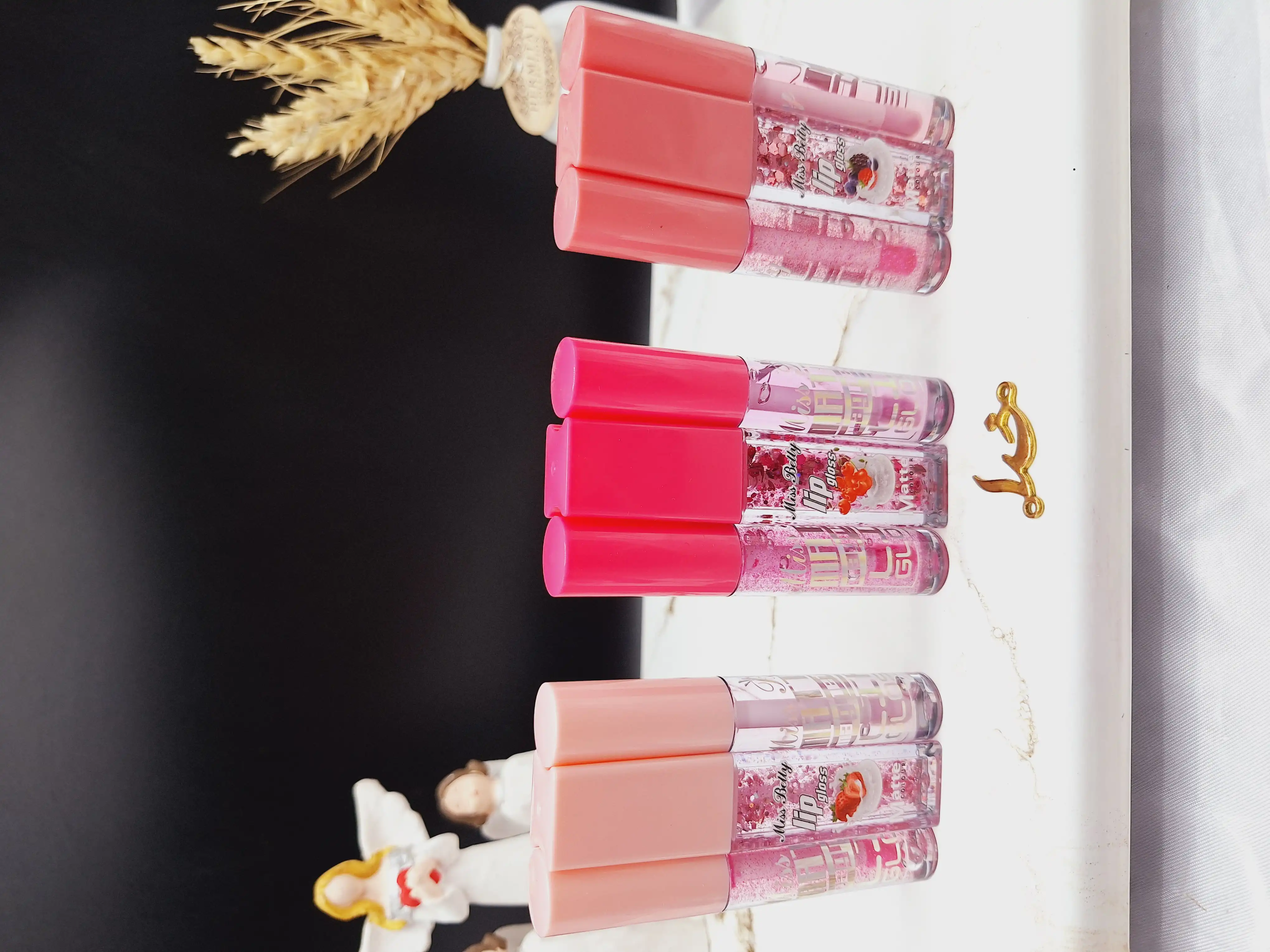 برق لب و لیپ گلاس شاین دار ۳تایی با رایحه میوه ای برند میس بیوتی Miss Betty  کد L7726